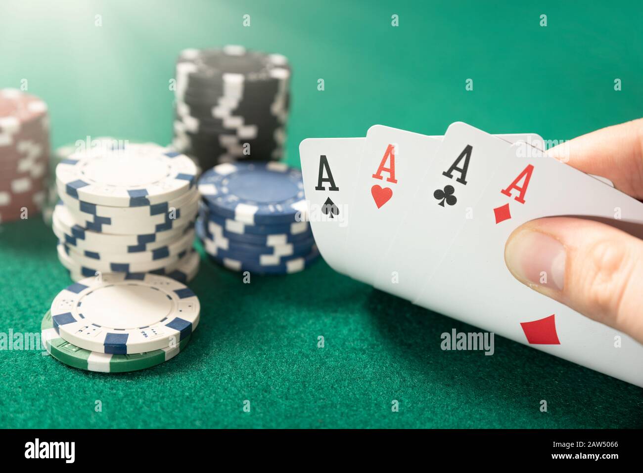 L'uomo gioca a poker al casinò. Azienda carte in mano, il concetto di gioco d'azzardo Foto Stock