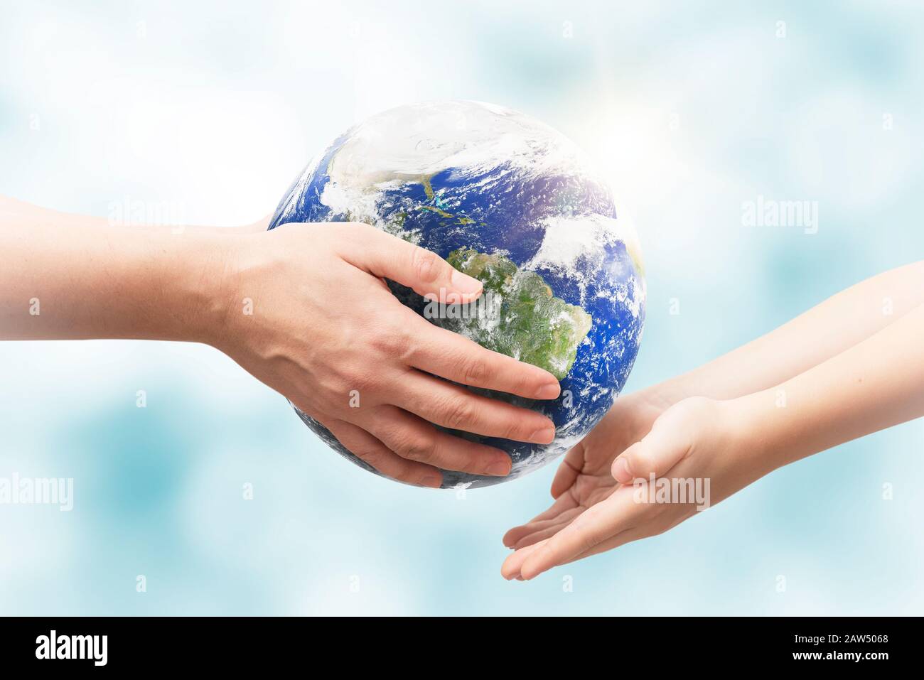 L'uomo dà il globo terrestre al bambino. Concetto di giornata mondiale dell'ambiente. Elementi di questa immagine fornita dalla NASA. Foto Stock
