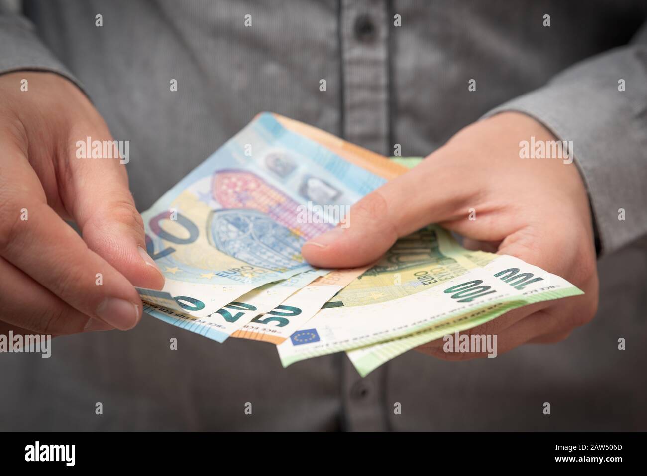 L'uomo conta banconote in euro. Business e finanza, concetto di salario Foto Stock