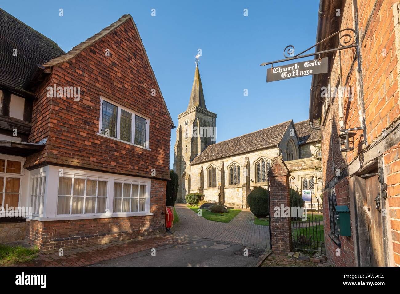 Villaggio Lingfield a East Surrey, Regno Unito, con edifici storici elencati e la Chiesa di San Pietro e San Paolo Foto Stock