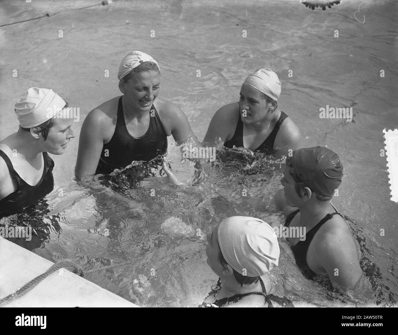 Dutch Swimming Championships Rotterdam 100m Freestyle Women Termeulen, Wielema E Roach Data: 24 Agosto 1952 Località: Rotterdam, South Holland Parole Chiave: Championships Nome Persona: Termeulen Foto Stock