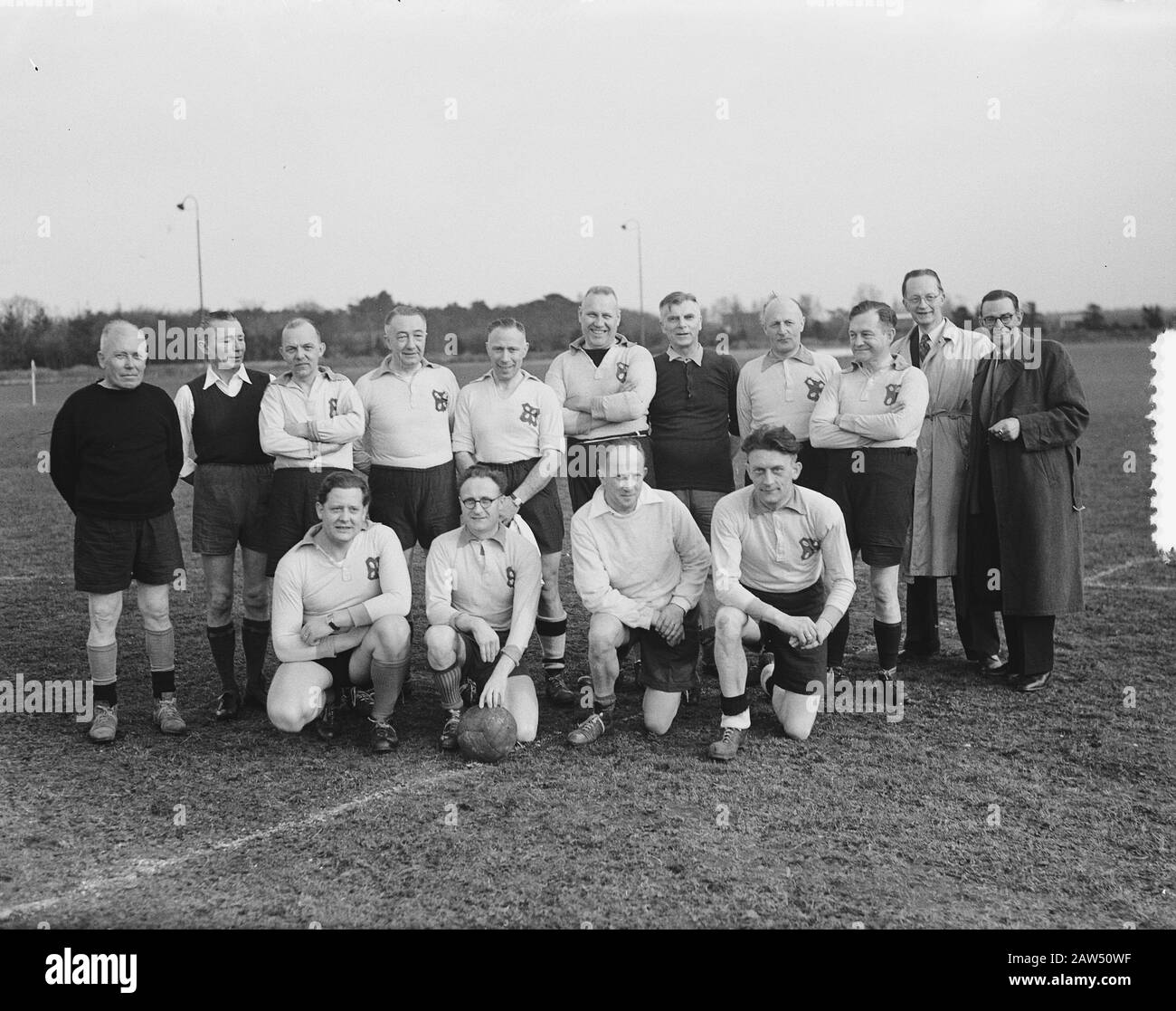 I Consiglieri e il personale di Hilversum hanno giocato una partita di calcio tra gli uomini. La squadra del Consiglio comunale Data: 4 aprile 1952 Località: Hilversum Parole Chiave: Consigli, calcio Foto Stock