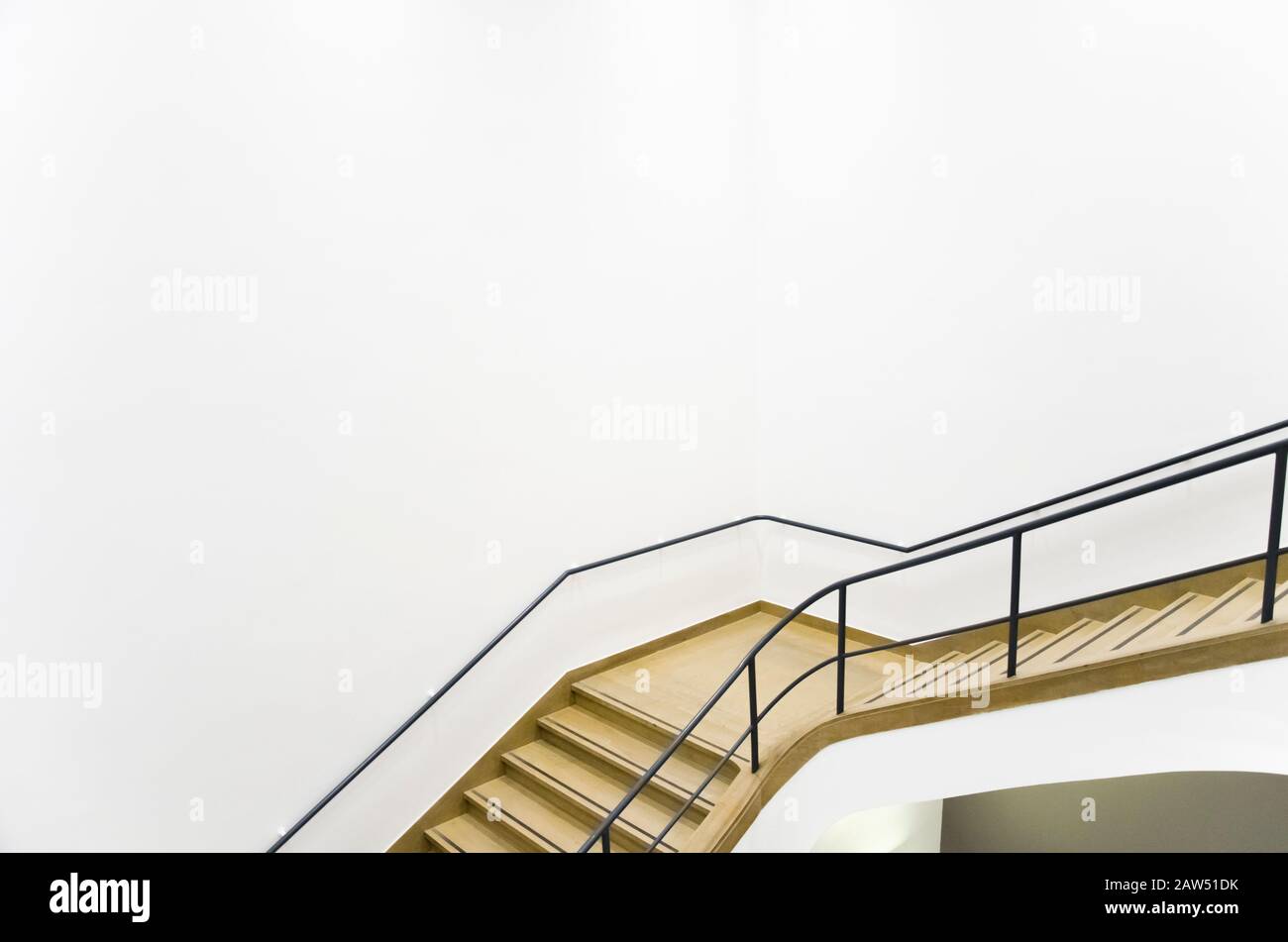 Scala interna, dettagli architettonici, pareti bianche e gradini in legno chiaro Foto Stock