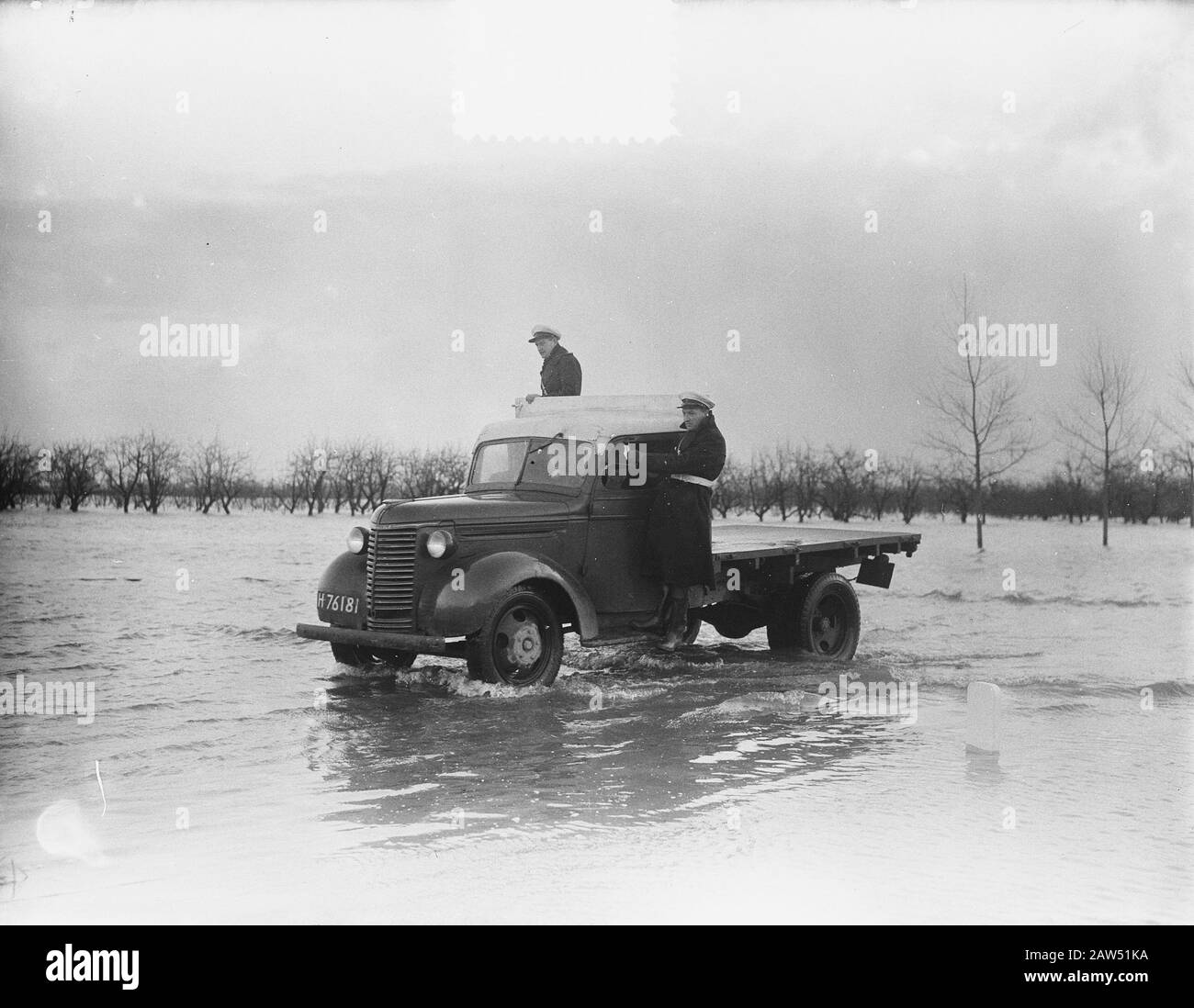 Inondando villaggi di questo tipo esclusive. Controllo della polizia strada allagata in piedi su vrachtaut Data: 2 febbraio 1953 Parole Chiave: Inondazioni, POLIZIA, camion Foto Stock