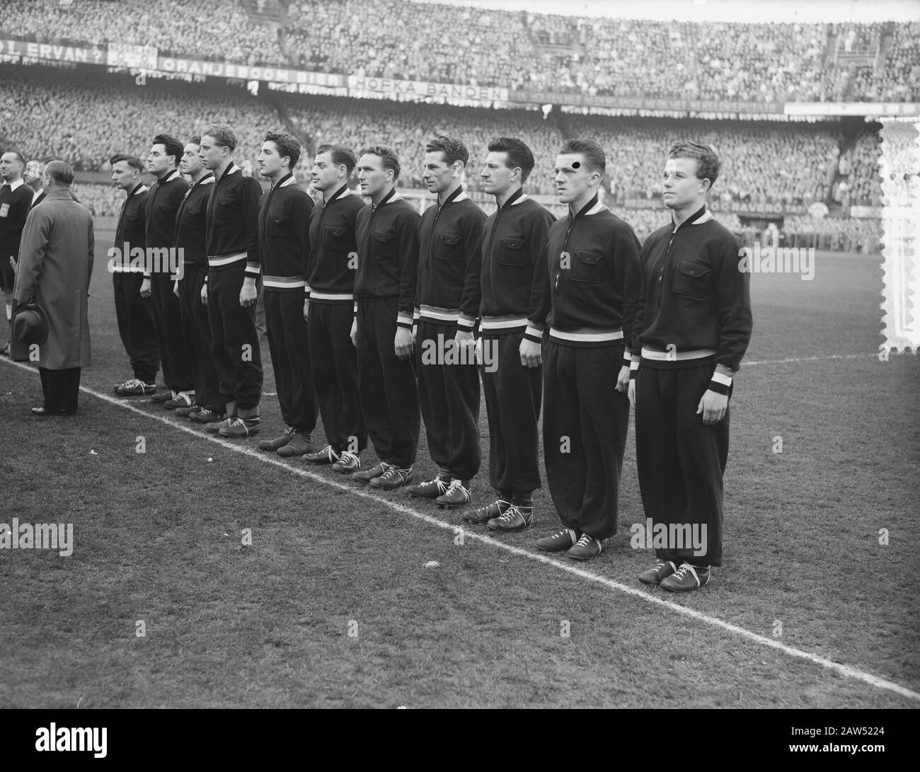 Calcio. Paesi Bassi contro Danimarca a Rotterdam squadra olandese Data: 7 marzo 1953 Località: Rotterdam, Olanda del Sud Parole Chiave: Squadre, sport, calcio Nome: Olanda Foto Stock