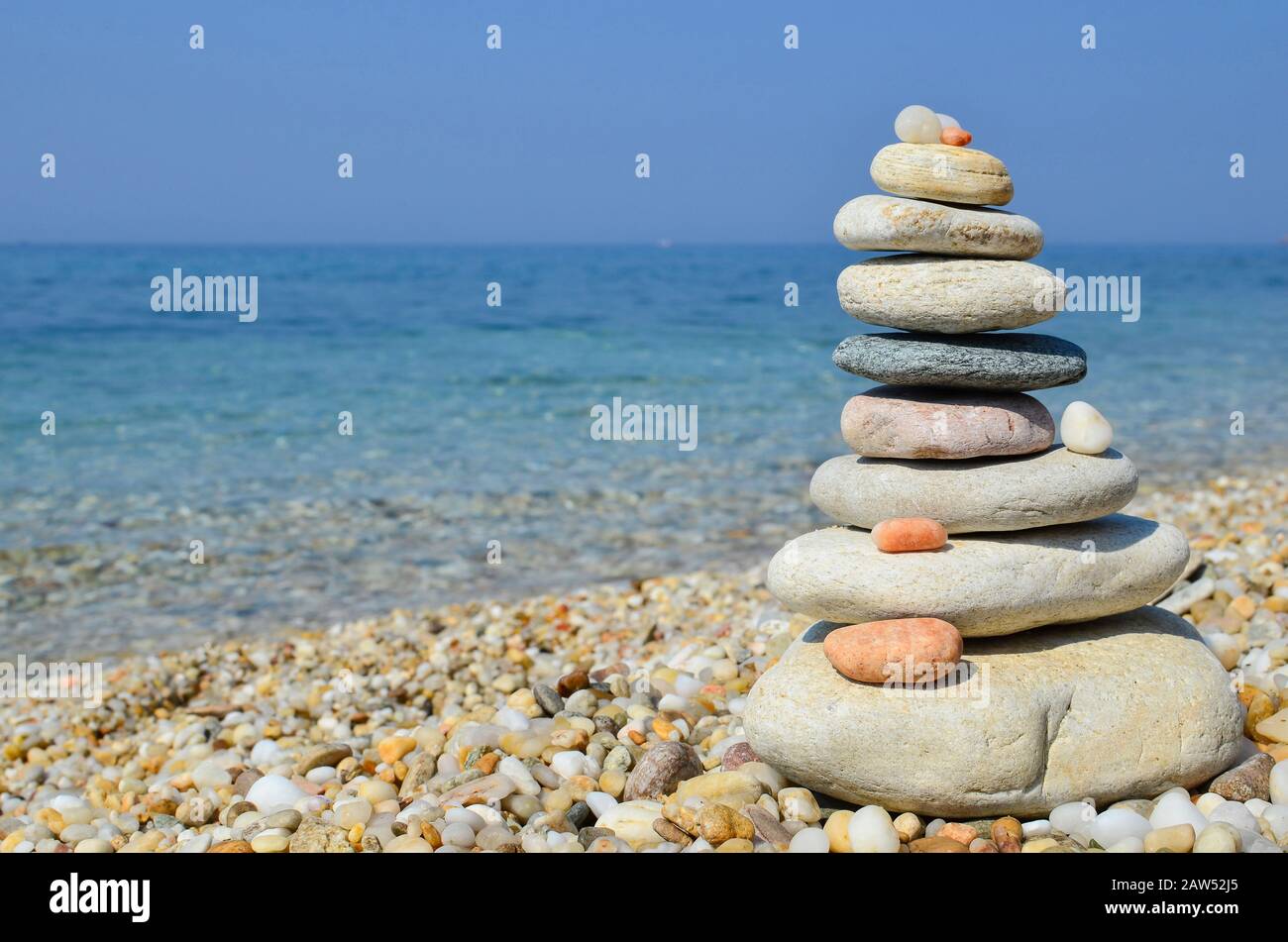 Pila di pietre zen multicolori su una spiaggia di ghiaia, Grecia, orientamento orizzontale Foto Stock