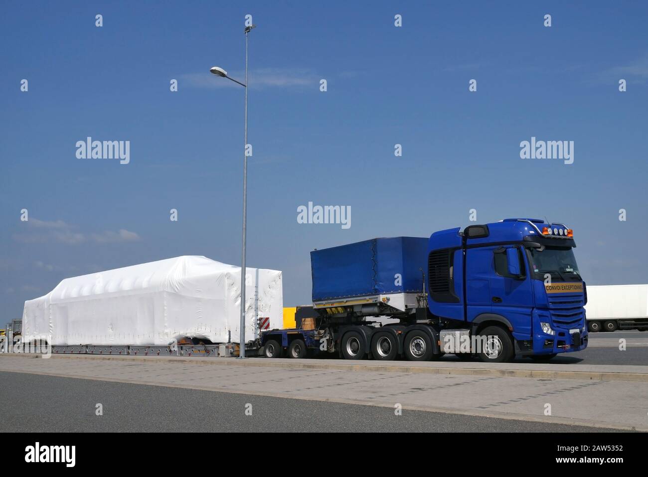 Un veicolo con un semirimorchio speciale per il trasporto di carichi sovradimensionati. Carico sovradimensionato, carico lungo o convoglio eccezionale (salvo per convoi). Foto Stock