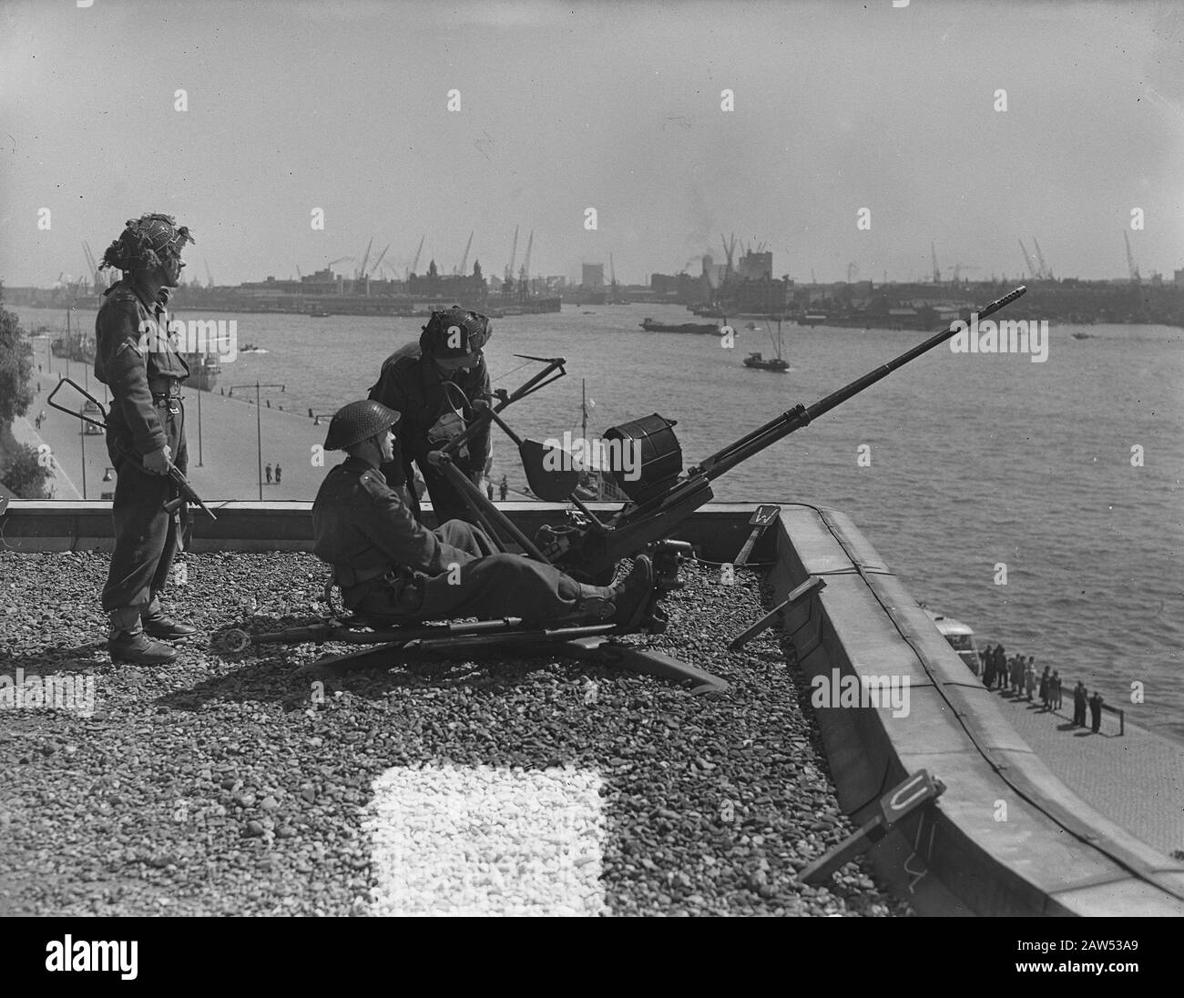 Esercizio militare per garantire il tunnel Maas a Rotterdam Data: 20 maggio 1953 Località: Rotterdam Parole Chiave: Armi da fuoco, esercitazioni militari Nome dell'istituzione: Maastunnel Foto Stock