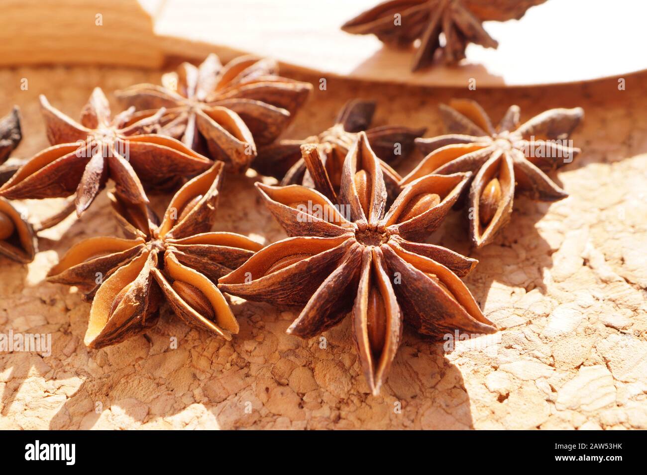 Macro. Spezia popolare comunemente chiamata anice della stella, staranise, seme dell'anice della stella, anice della stella cinese, o badiane (Illicium verum). Foto Stock