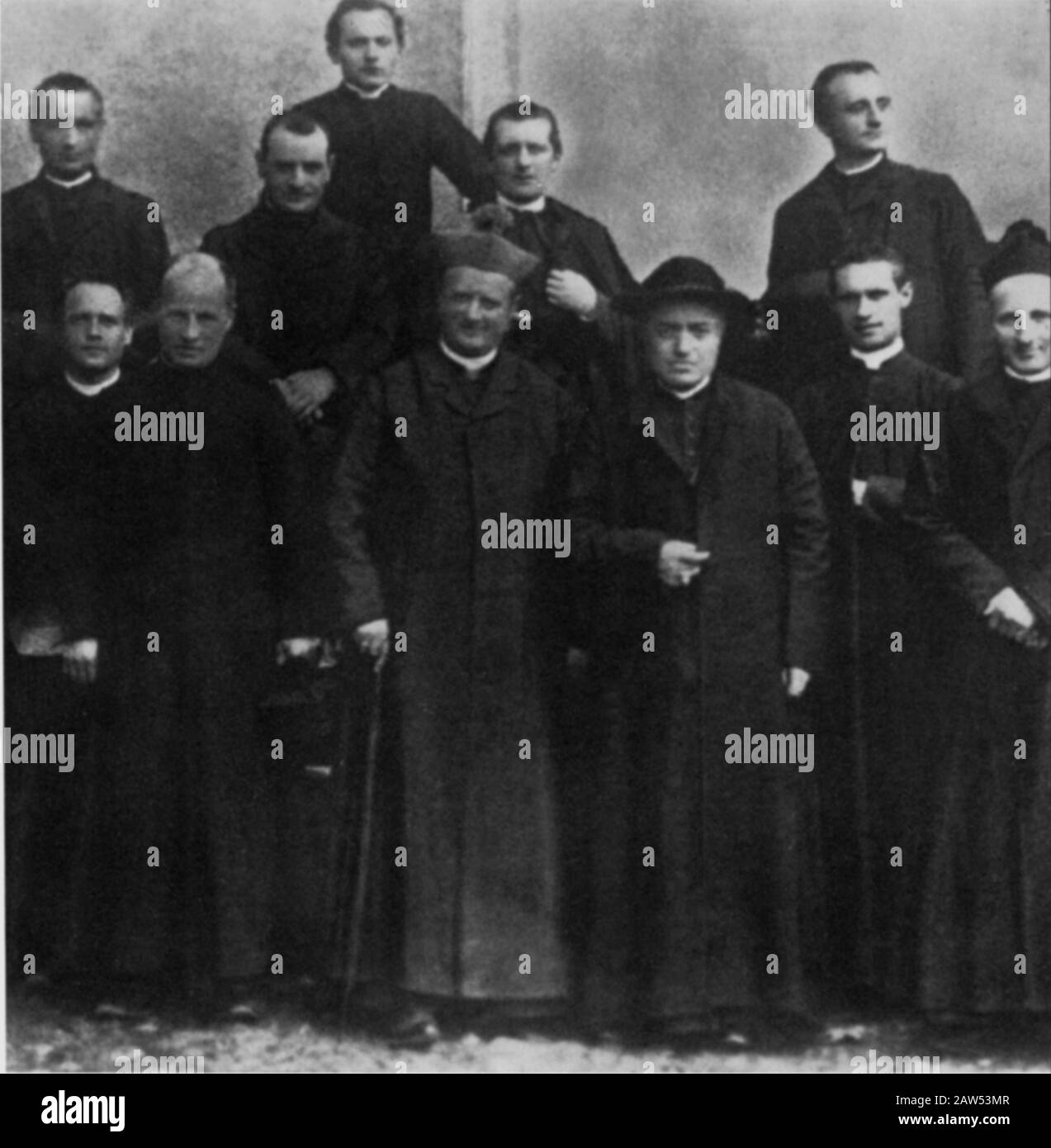 1911 , 2 giugno , Ponte Nossa , BERGAMO , ITALIA : Monsignor GIACOMO RADINI-TEDESCHI , Vescovo di Bergamo ( al centro di questa foto ) con il Cardinale Foto Stock