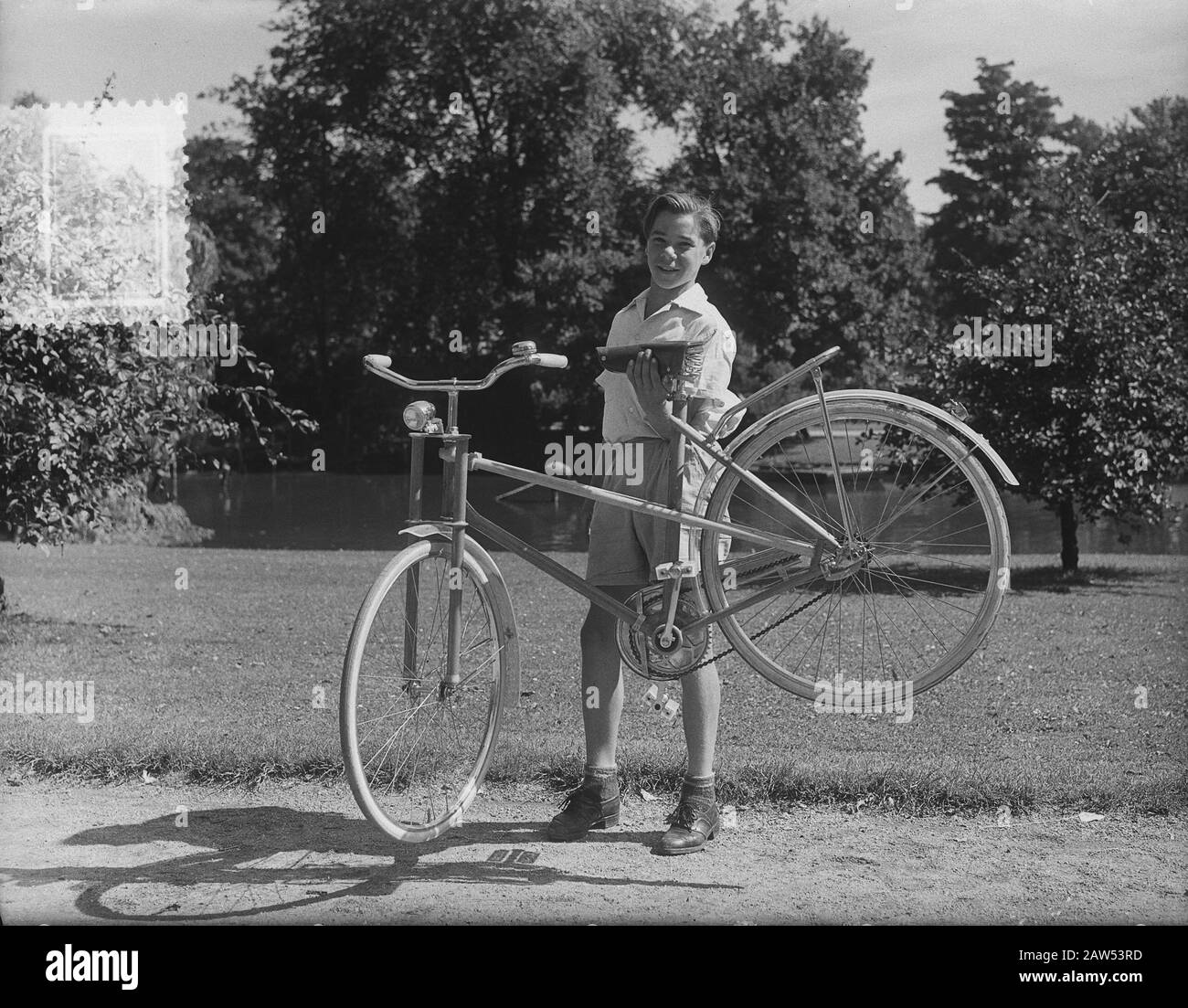 New plastic bike (15kg) in Amsterdam studio Discutere Bolt Street Data: 21 luglio 1953 Località: Amsterdam, Noord-Holland Parole Chiave: Plastica, biciclette Persona Nome: Società Discutere Foto Stock