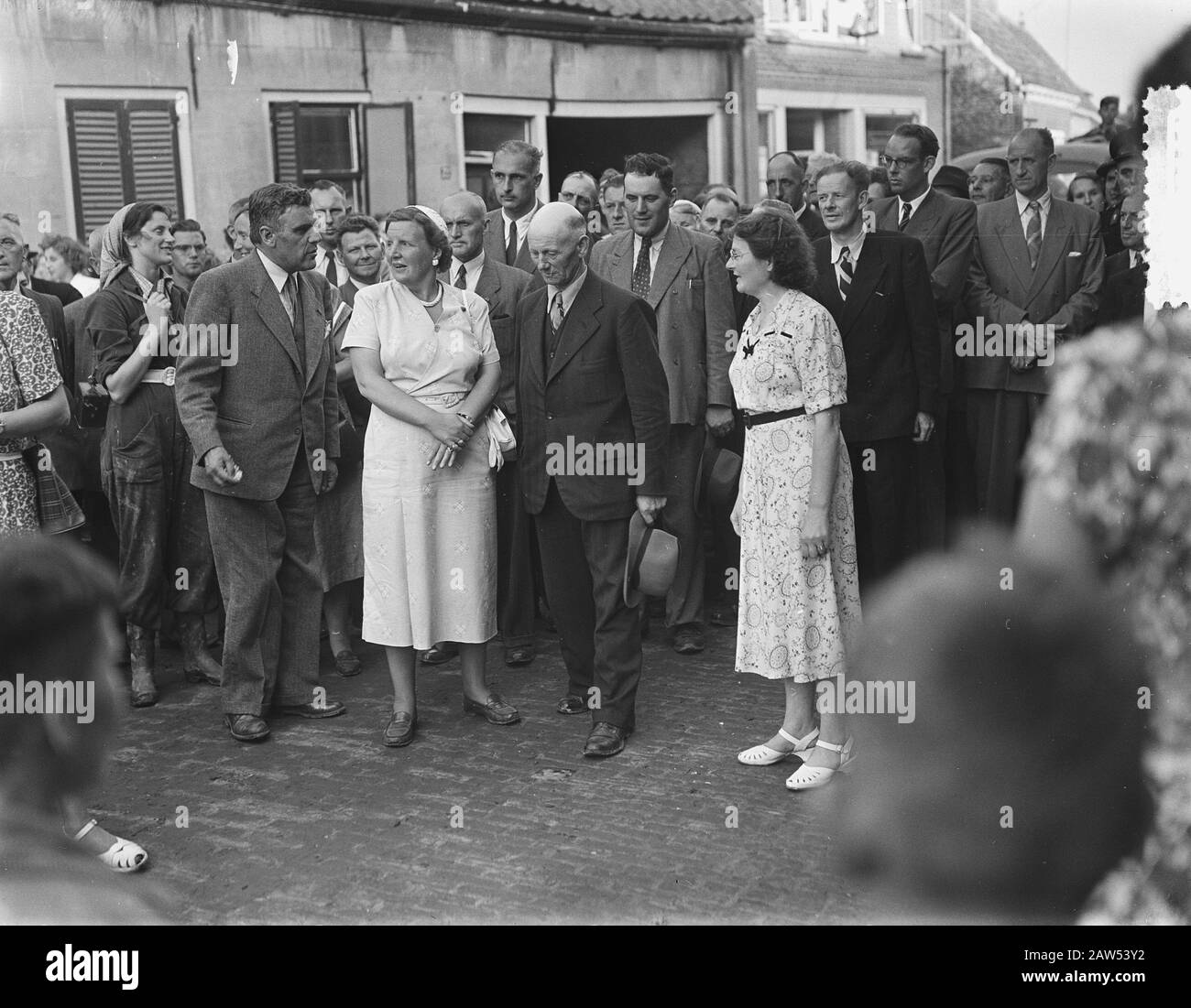Sua Maestà a Kruiningen la Regina Juliana visitò l'alluvione pesantemente colpita dal villaggio Kruiningen.Rechts Regina vice sindaco Polderman, a sinistra del Commissario reale Casembroot Data: 10 agosto 1953 luogo: Kruiningen Persona Nome: Casembroot, AFC la Juliana (regina Paesi Bassi) Foto Stock