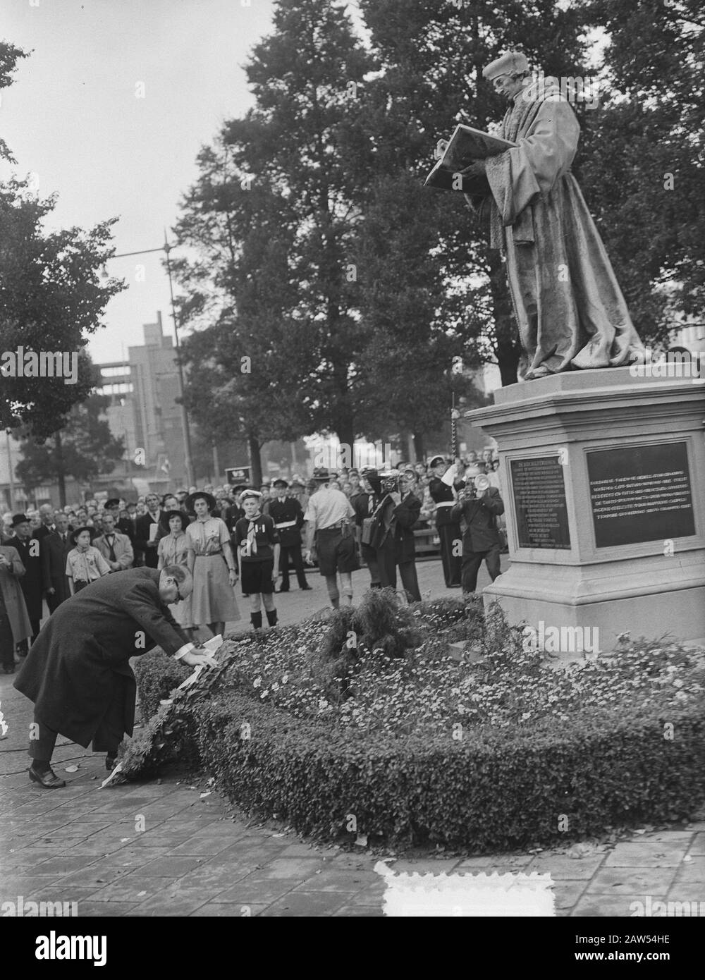 Arrivo P. H. Ha Parlato a Rotterdam Wreath cerimonia di posa alla statua di Erasmus Data: 4 ottobre 1953 Località: Rotterdam, Olanda del Sud Parole Chiave: Posa di wreaths, politici Nome Persona: Spaak, P. H. Foto Stock