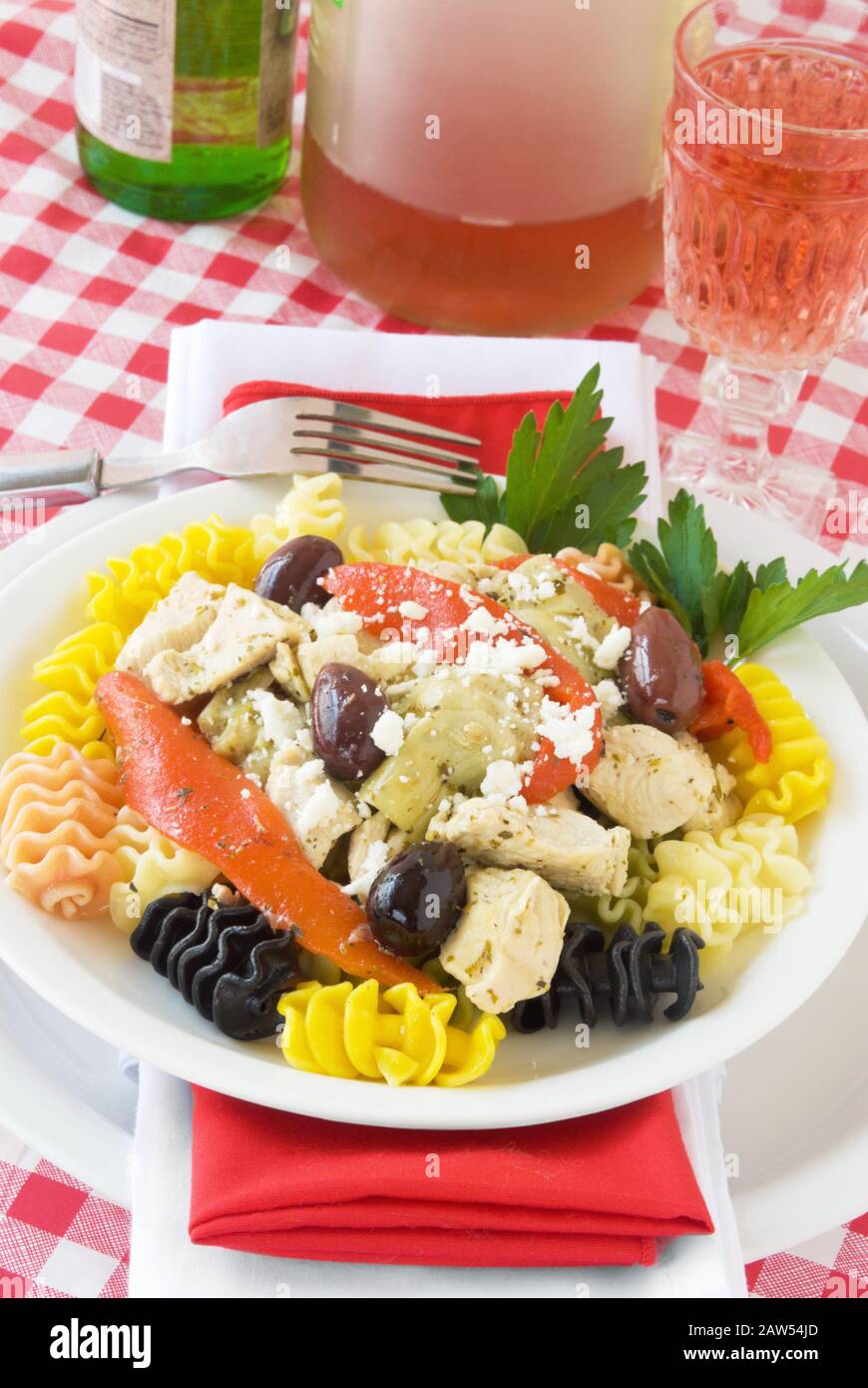 Cena di cucina italiana con pollo e pasta e cuori di carciofi. Condito con formaggio feta sbriciolato. Foto Stock