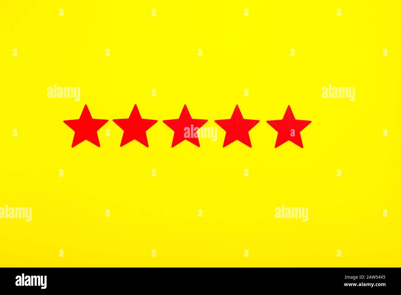 5 stelle aumento valutazione, concetto di Esperienza del cliente. 5 stelle rosse valutazione eccellente su sfondo giallo. Foto Stock