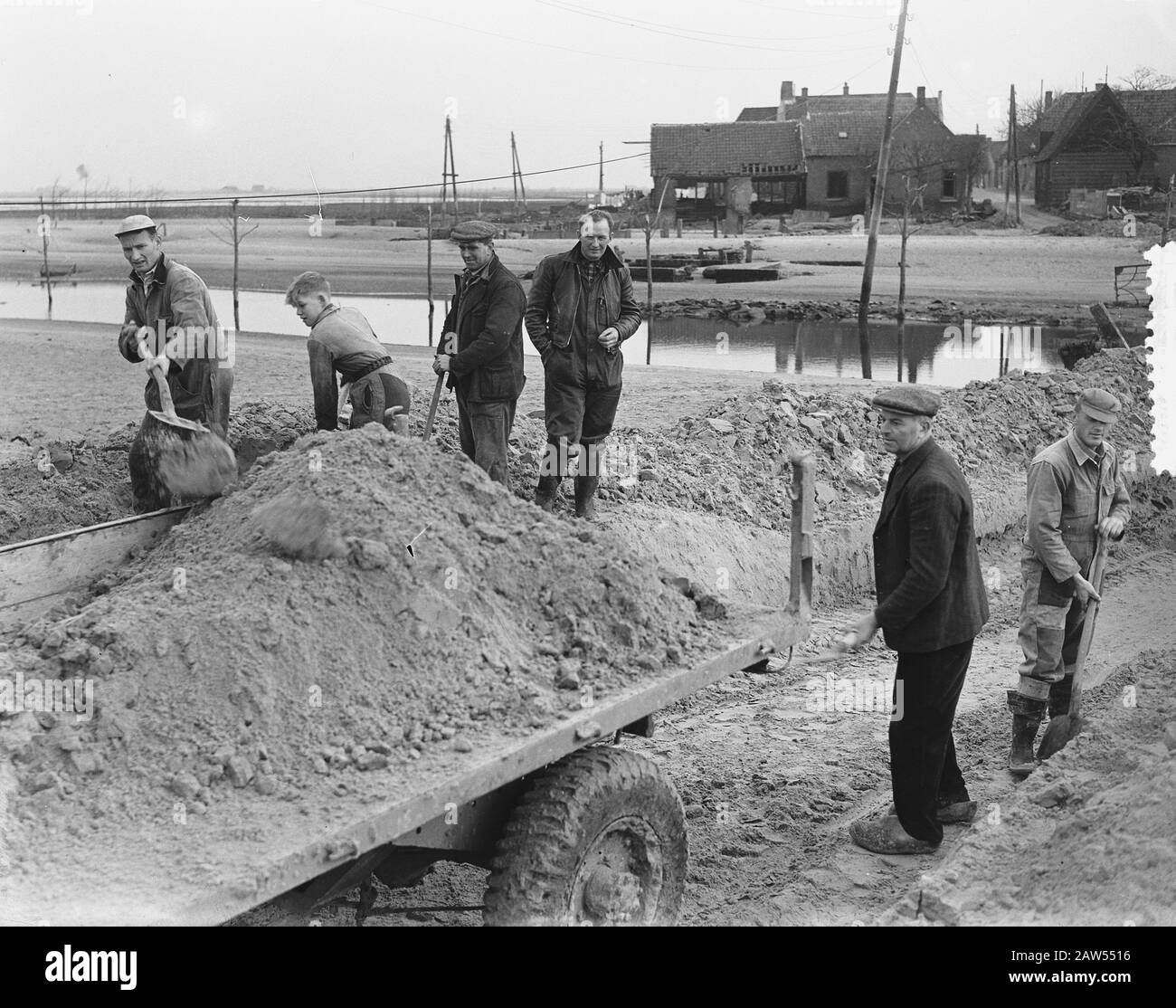 Ouwerkerk tempo di accesso via terra, ritorno delle famiglie Data: 21 dicembre 1953 Località: Ouwerkerk Foto Stock