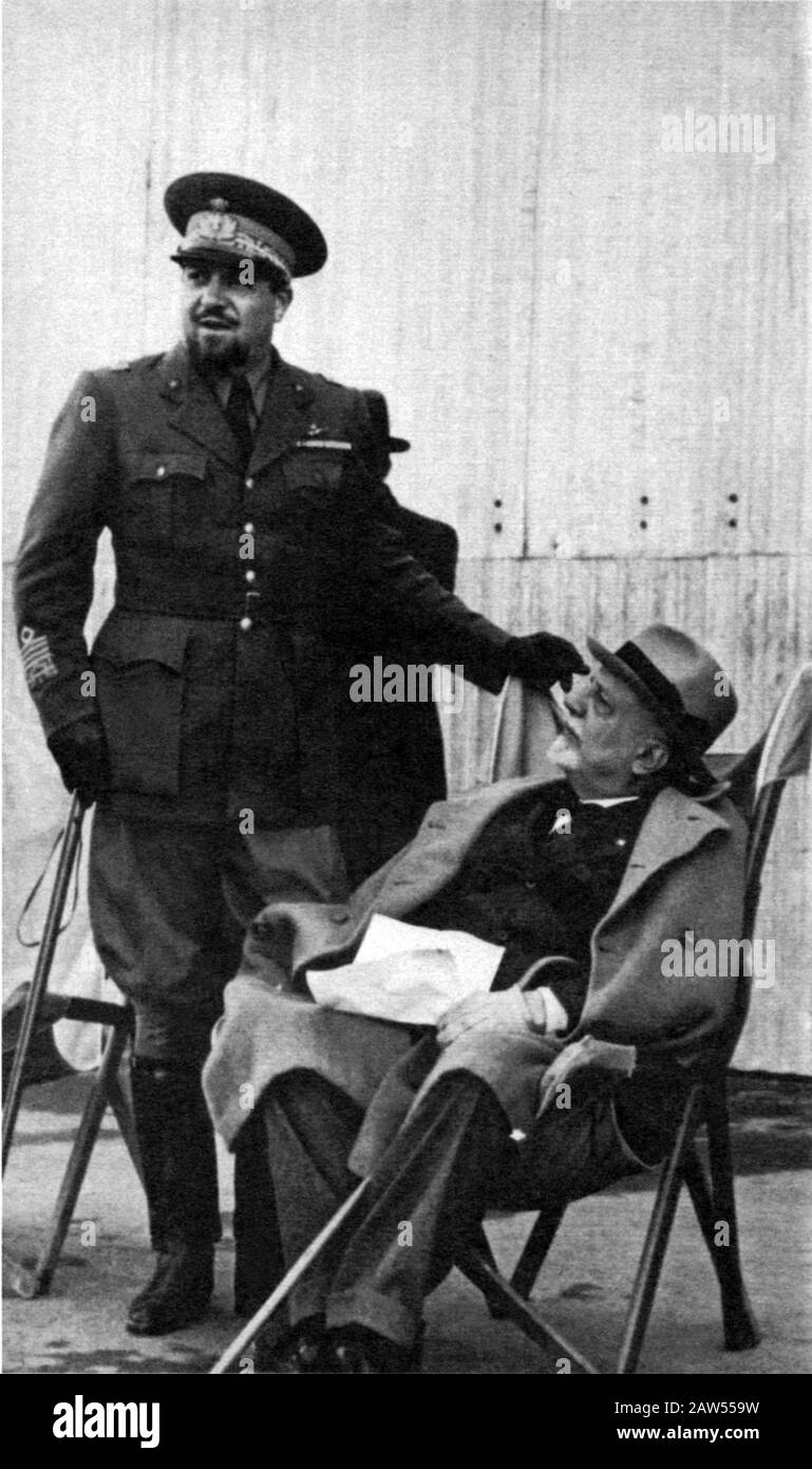1938 , aprile , TRIPOLI , LIBIA : il conte italiano GIUSEPPE VOLPI di MISURATA ( 1877 - 1947 ) con il politico e aviatore fascista ITALO BALBO (. Foto Stock