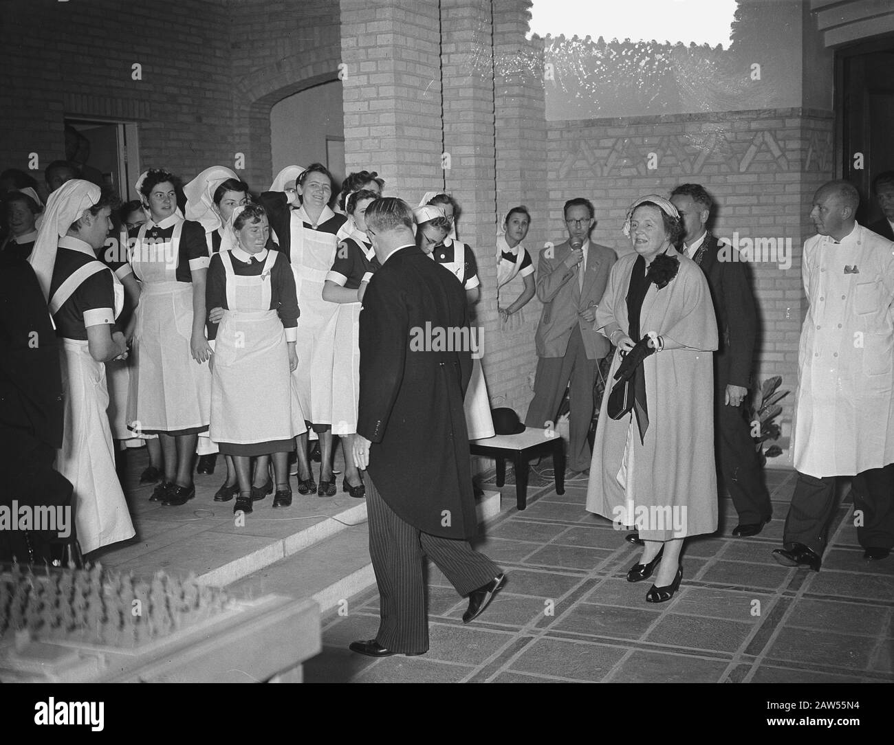 La regina Juliana ha aperto il sanatorio Klokkenberg Breda la regina Juliana è ricevuta da una guardia d'onore degli infermieri Annotazione: Gli architetti del Klokkenberg il suo C.H. Beaver e C.M. van Moorsel Data: 7 luglio 1954 luogo: Breda, Noord-Brabant Parole Chiave: Sanatoriums, infermieri Nome Persona: Juliana, queen Foto Stock