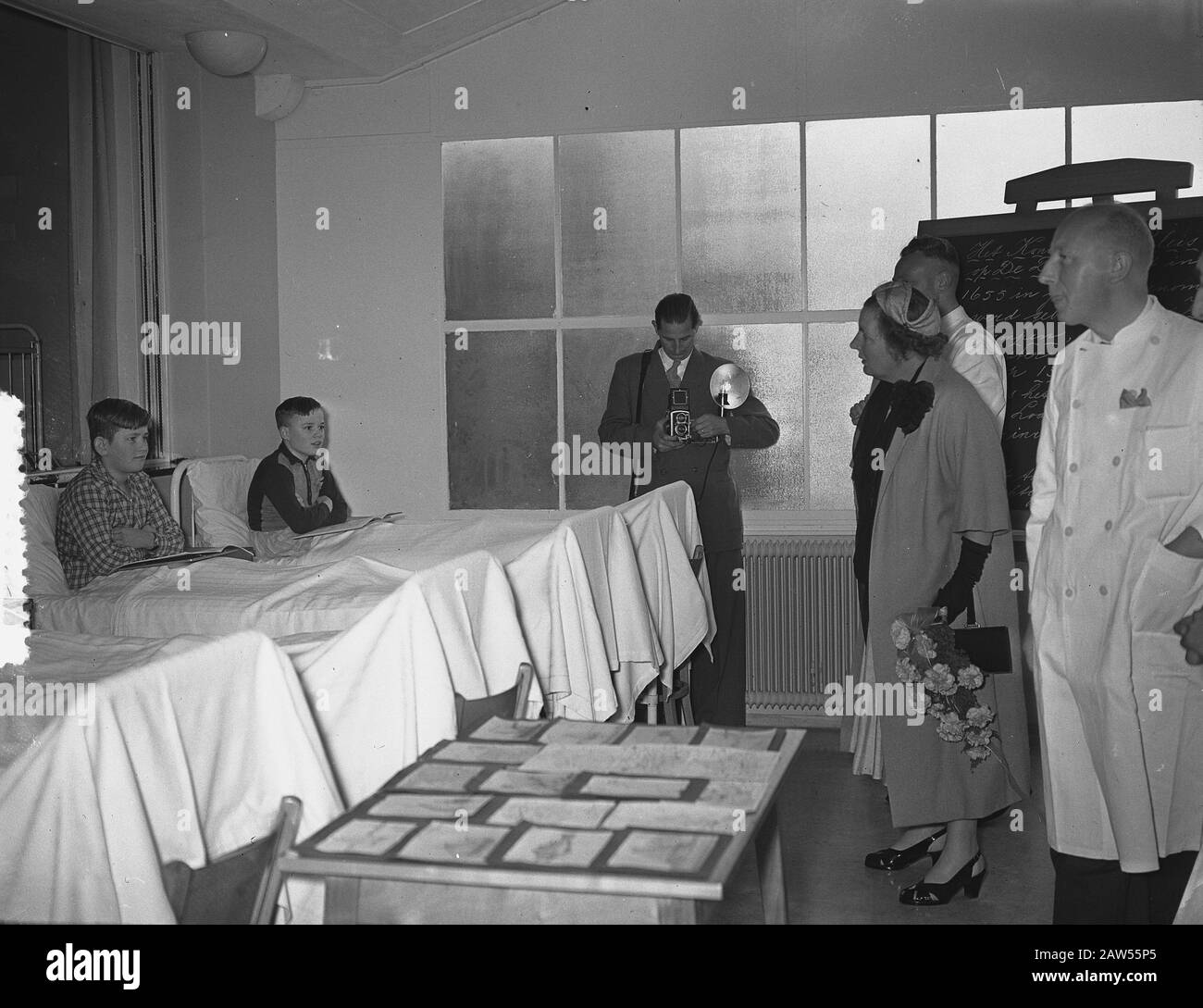 La regina Juliana aprì il sanatorio Klokkenberg Breda la regina Juliana saluta pazienti Annotazione: Gli architetti del Klokkenberg il suo C.H. Beaver e C.M. van Moorsel Data: 7 luglio 1954 luogo: Breda, Noord-Brabant Parole Chiave: Sanatoriums, infermieri Nome Persona: Juliana, queen Foto Stock