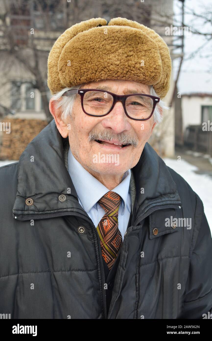Ritratto di uomo anziano vitale di buon umore, in posa e sorridente Foto Stock