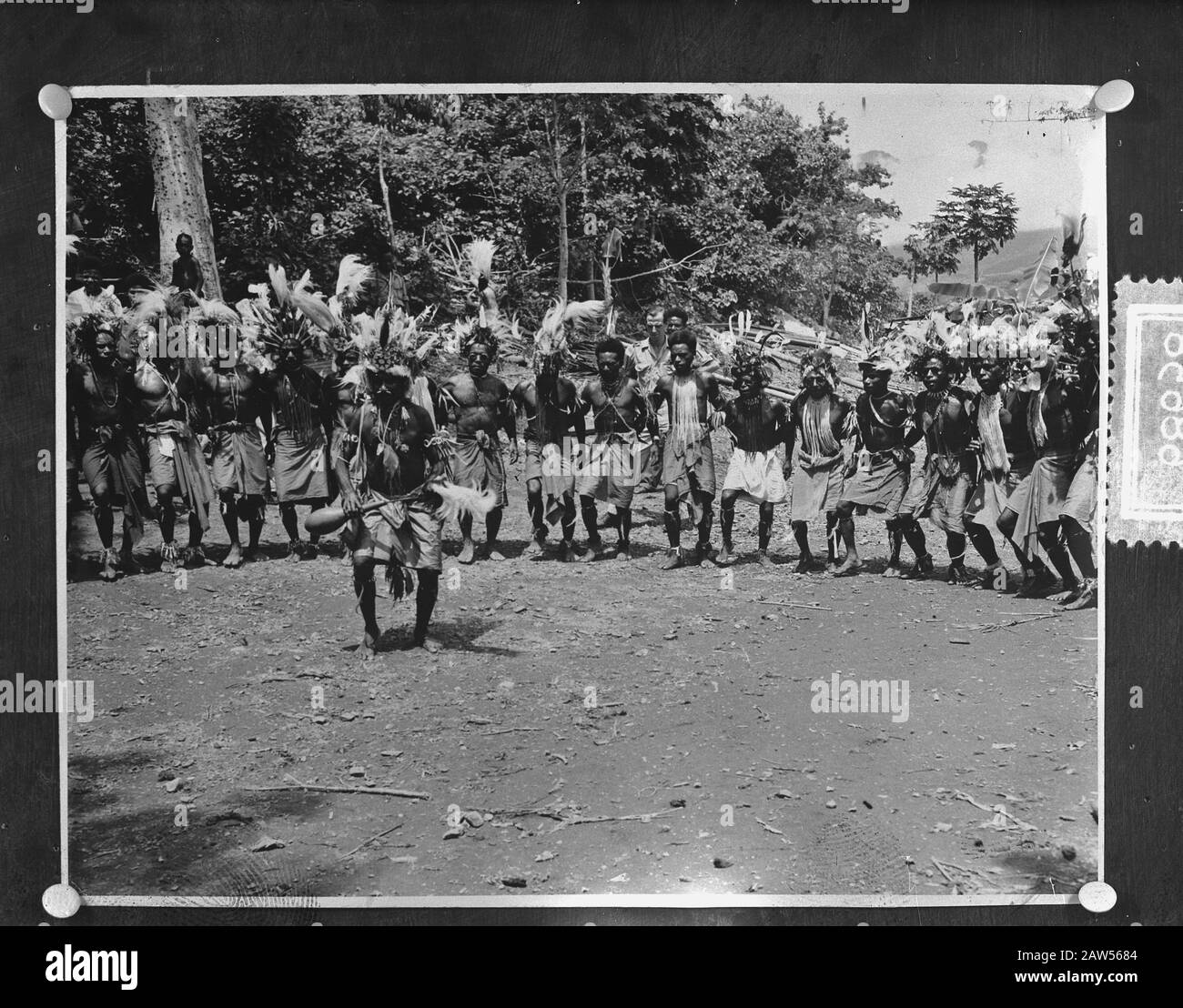 Foto della Nuova Guinea, danza dei Papuani Data: 29 novembre 1954 luogo: Nuova Guinea Parole Chiave: Danza Foto Stock