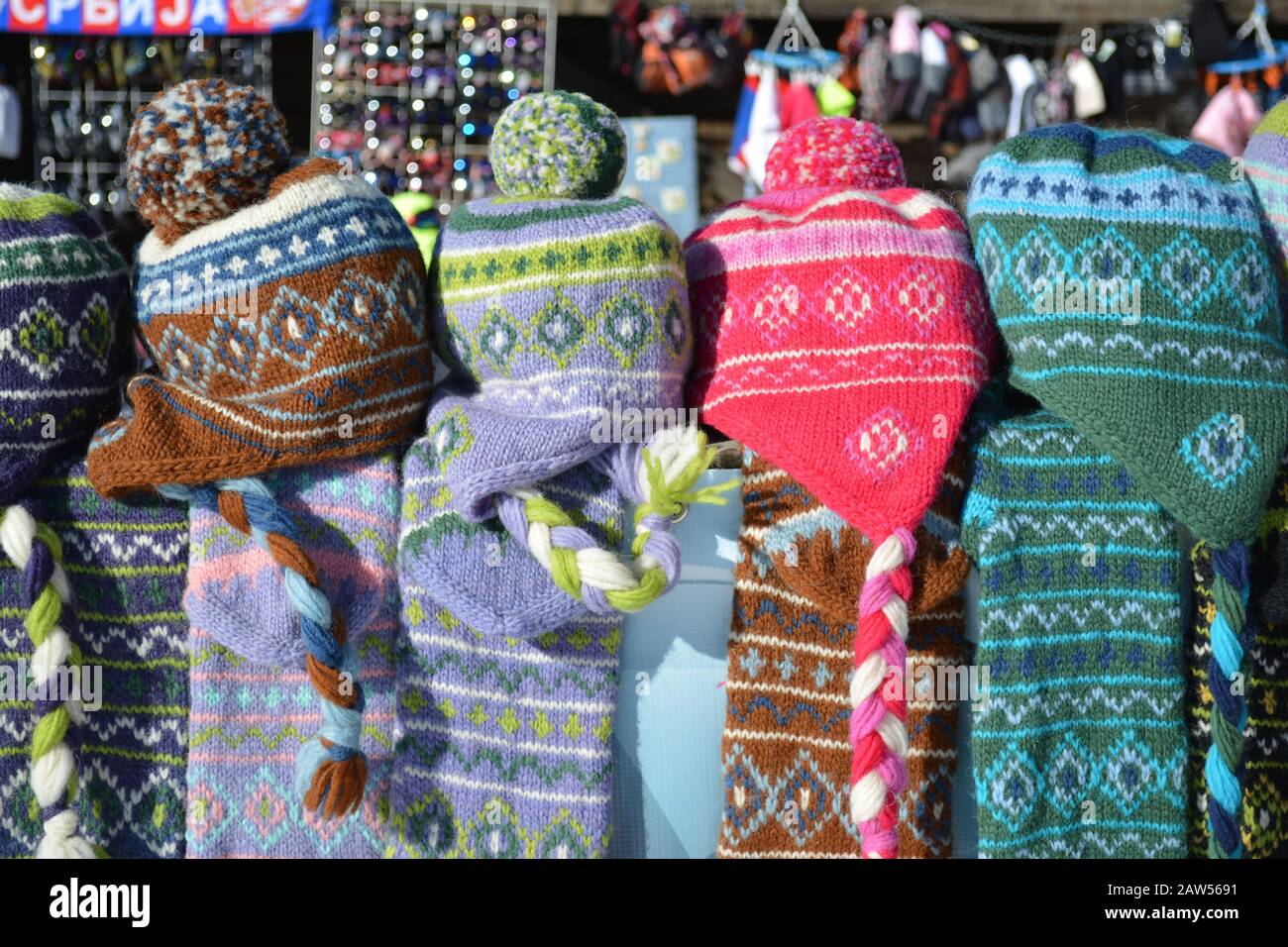 Pile di colorati cappelli di lana con nappina su un supporto per souvenir Foto Stock