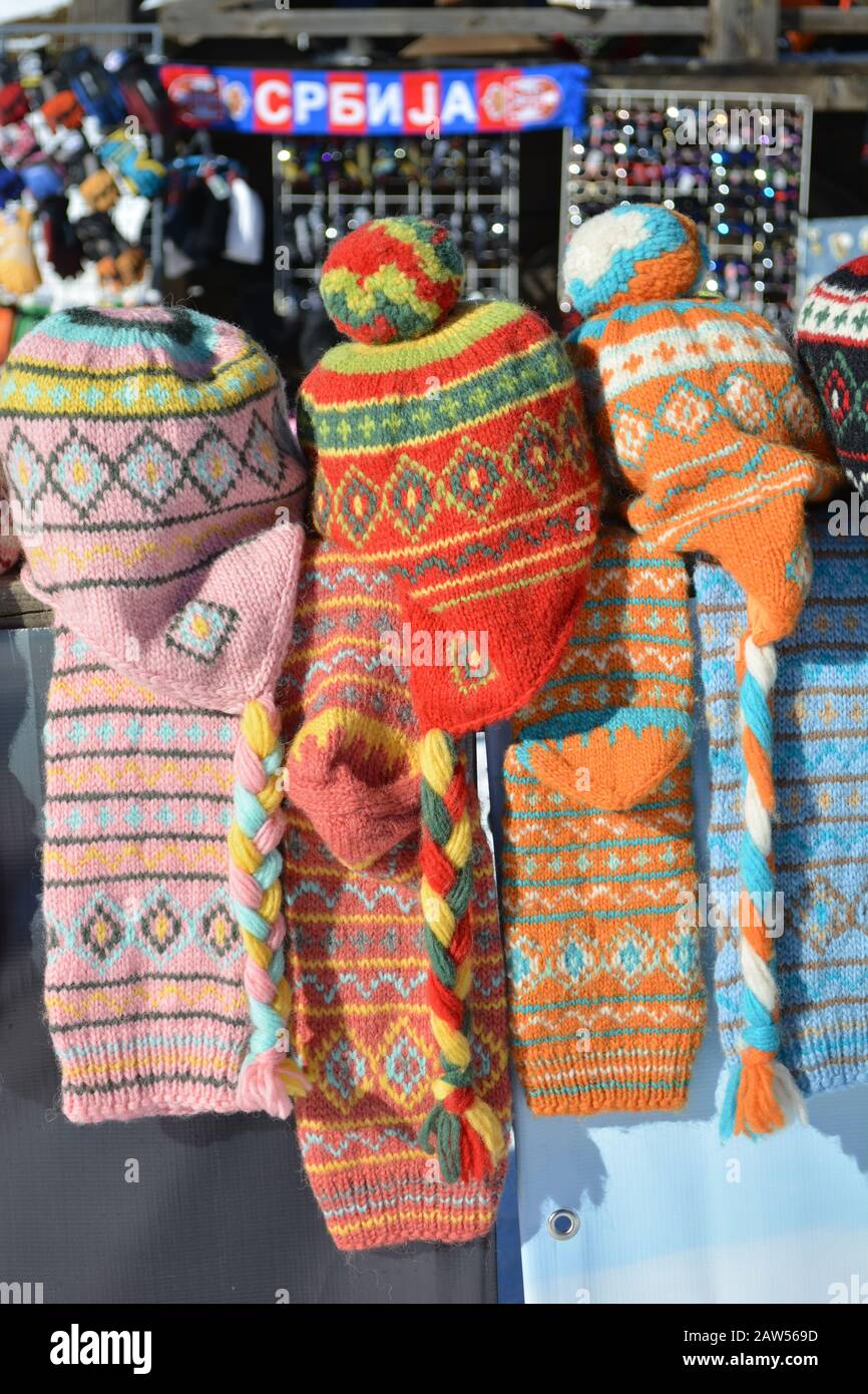 Mucchio di colorati cappelli di lana con nappina su un supporto souvenir Foto Stock
