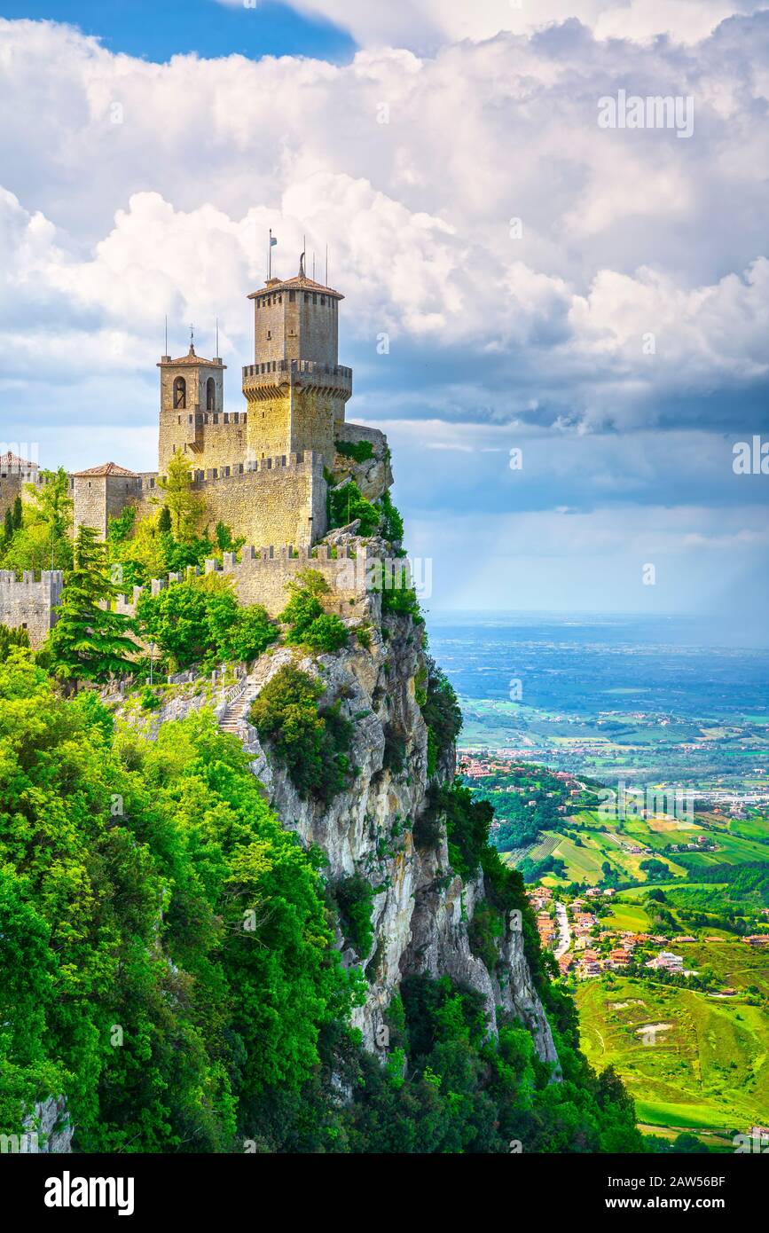 Repubblica di San Marino, medievale Guaita prima torre su di una scogliera rocciosa e vista panoramica della Romagna Foto Stock