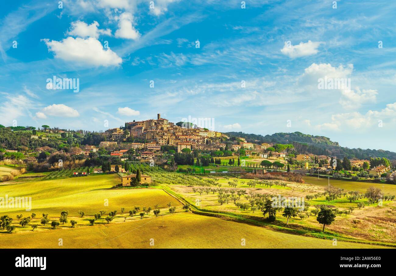 Casale Marittimo antico borgo di pietra in Maremma e paesaggio di campagna. Pisa Toscana, Italia Europa. Foto Stock