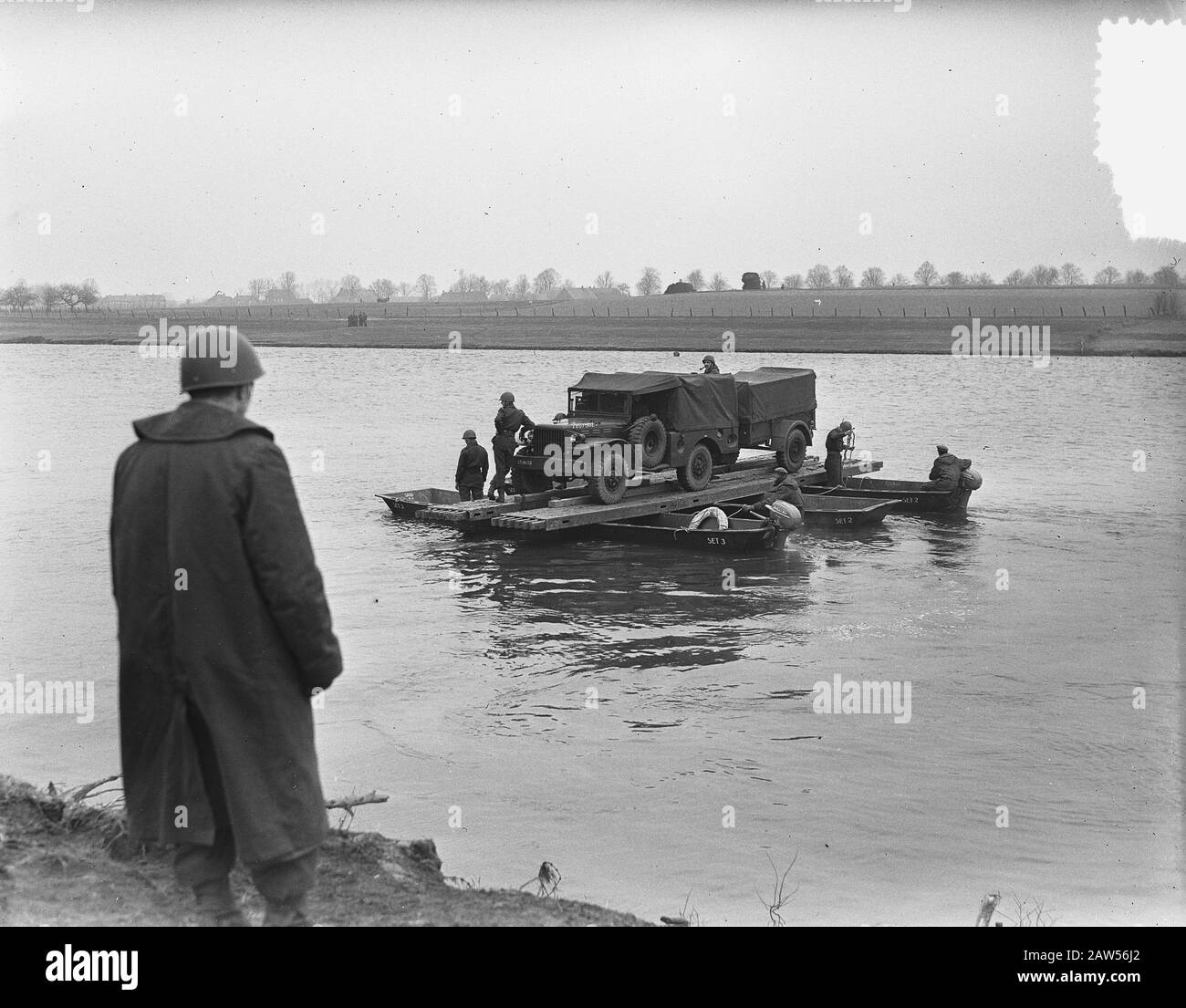 Esercizio Otter trasporto carri armati barca e traversata barche attacco Data: 16 marzo 1955 Parole Chiave: Trasporto barche esercizi Foto Stock