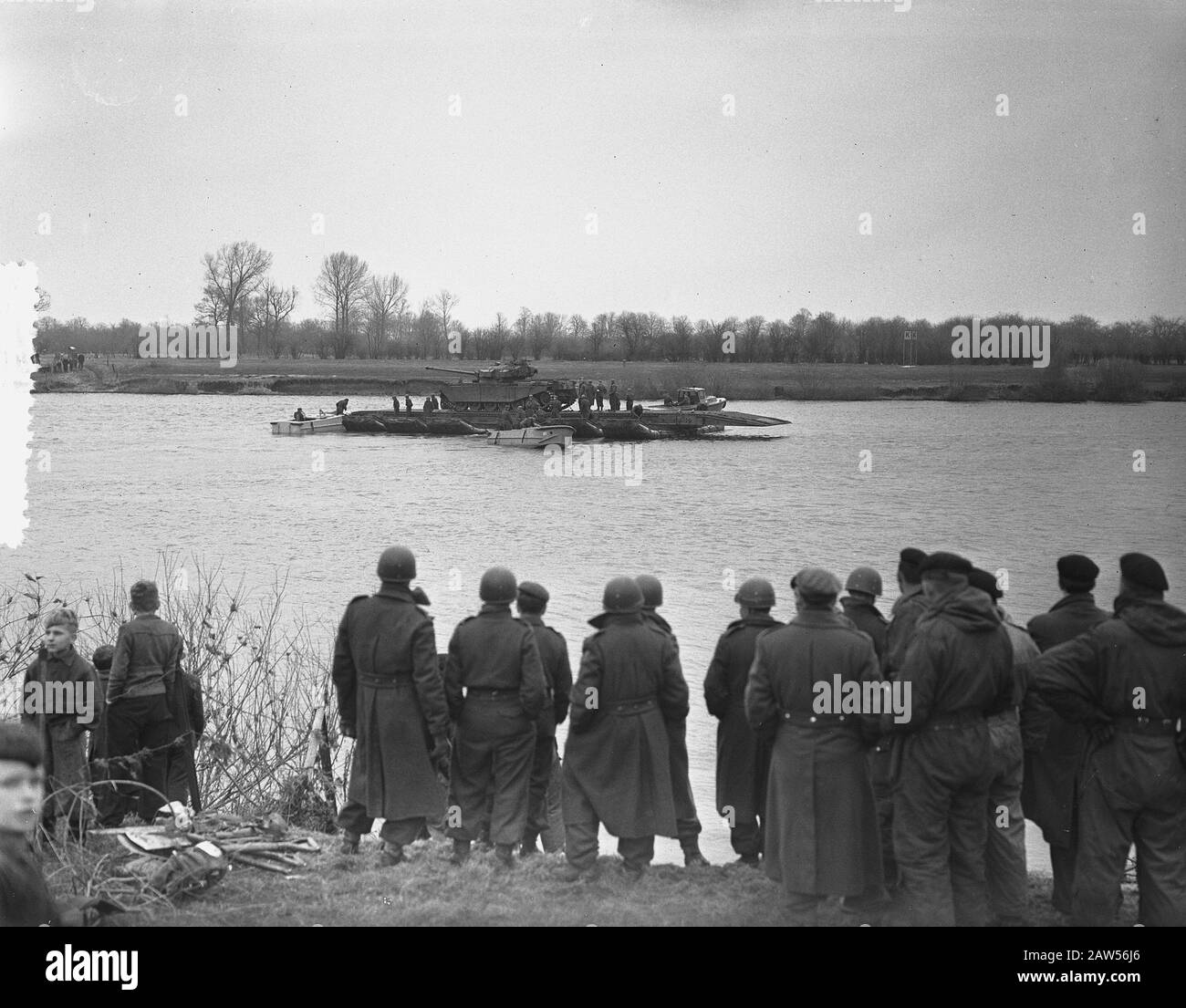 Esercizio Otter trasporto carri armati barca e traversata barche attacco Data: 16 marzo 1955 Parole Chiave: Carri armati, BARCHE DI TRASPORTO esercizi Foto Stock