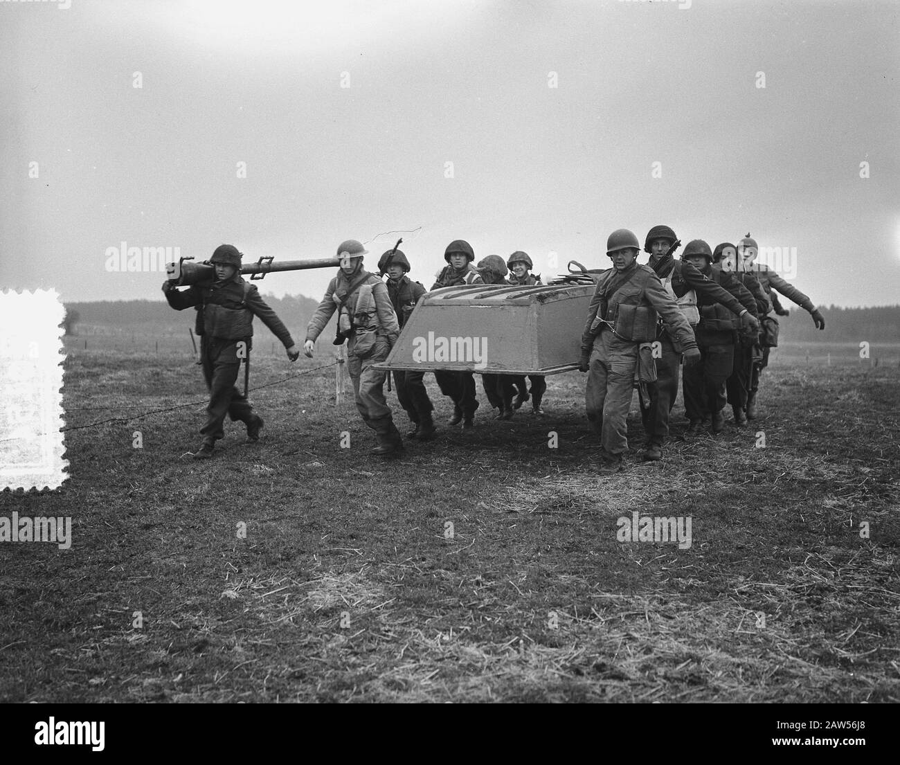 Esercizio Otter trasporto carri armati barca e traversata barche attacco Data: 16 marzo 1955 Parole Chiave: Trasporto barche esercizi Foto Stock