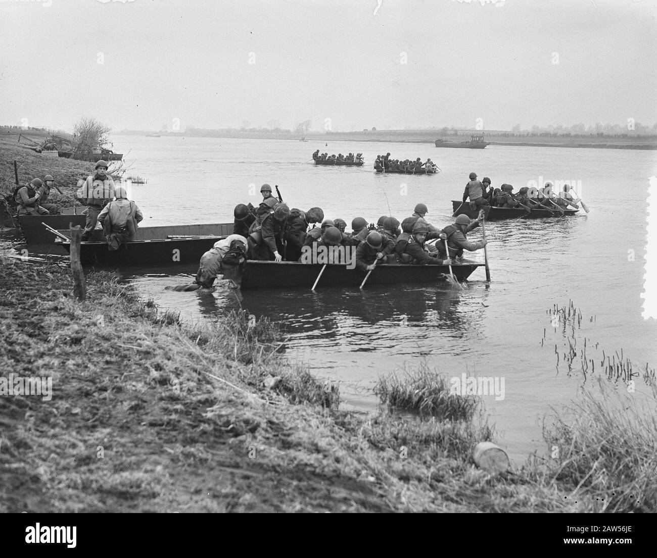 Esercizio Otter trasporto carri armati barca e traversata barche attacco Data: 16 marzo 1955 Parole Chiave: Trasporto barche esercizi Foto Stock