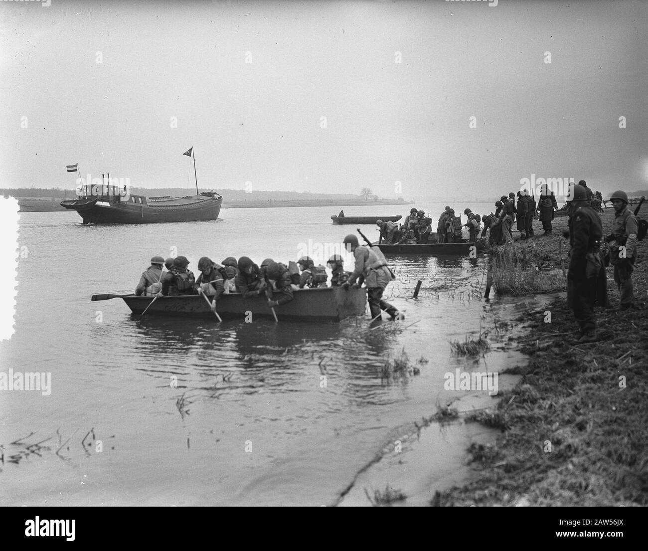 Esercizio Otter trasporto carri armati barca e traversata barche attacco Data: 16 marzo 1955 Parole Chiave: Trasporto barche esercizi Foto Stock