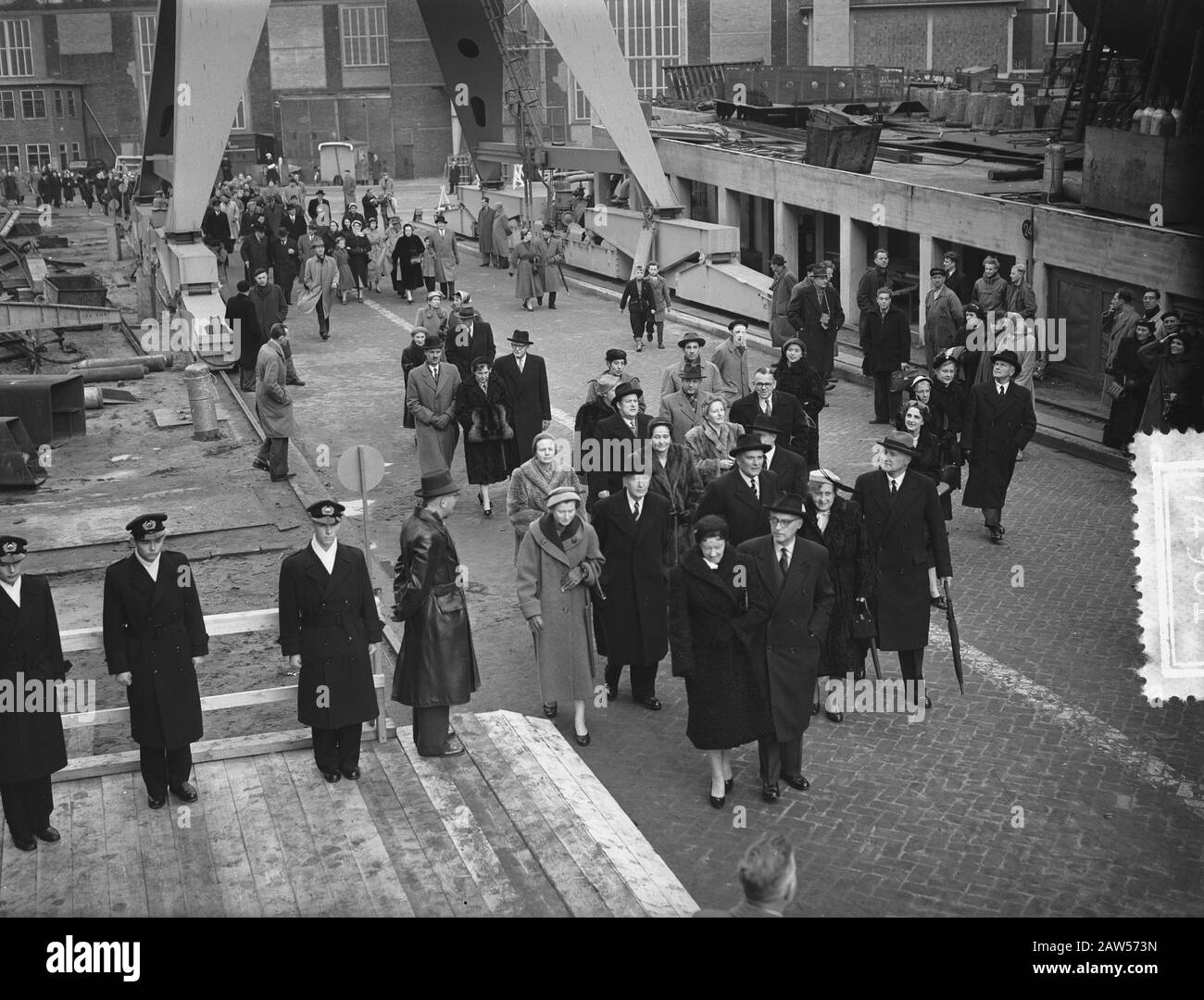 NDSM lancio Khasiella nave cisterna per Royal Dutch Shell Group Data: 10 dicembre 1955 Località: Amsterdam, Noord-Holland Parole Chiave: Costruzione navale, cantieri navali, navi, navi cisterna Nome Persona: Khasiella Istituto Nome : Shell Foto Stock