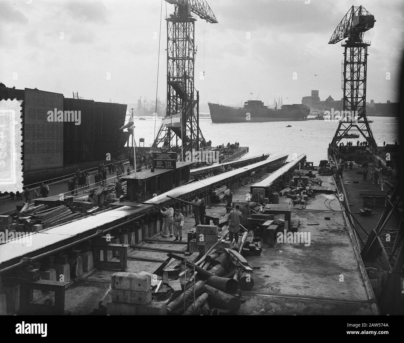 NDSM lancio Khasiella nave cisterna per Royal Dutch Shell Group Data: 10 dicembre 1955 Località: Amsterdam, Noord-Holland Parole Chiave: Costruzione navale, cantieri navali, navi, navi cisterna Nome Persona: Khasiella Istituto Nome : Shell Foto Stock