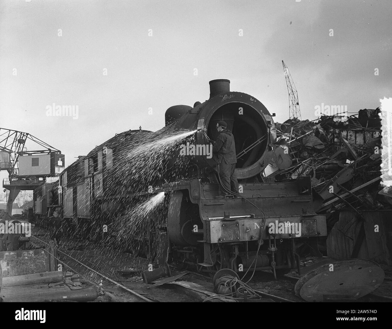 Vecchie locomotive di NS nel crogiolo (per Hoogovens Hollandia Amsterdam Data: 17 gennaio 1956 Località: Amsterdam, Noord-Holland Parole Chiave: Hoogovens, LOCOMOTIVE Nome Persona: Hollandia istituzione Nome: NS Foto Stock