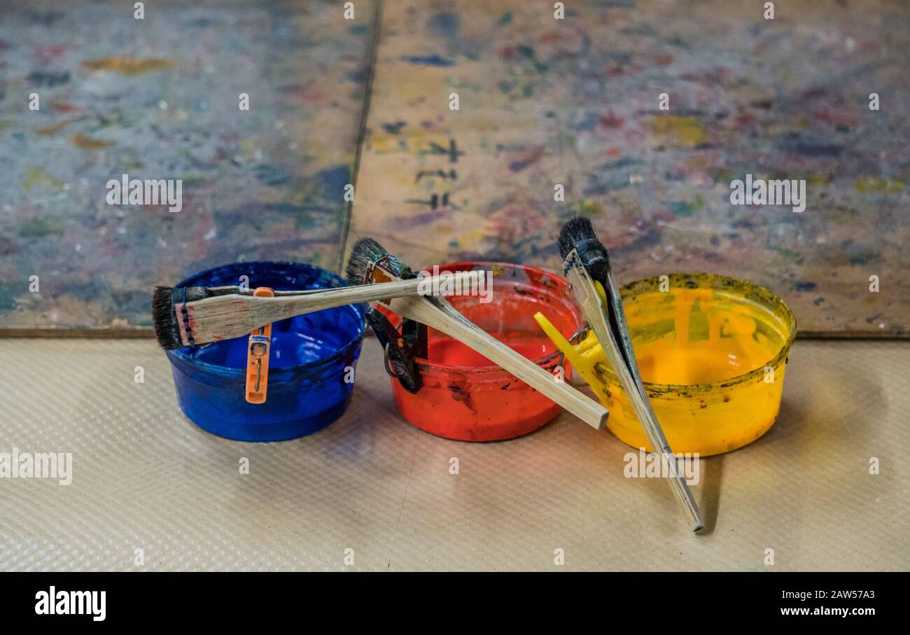 Sul tavolo sono presenti tre diverse vernici. Incredibile scuola d'arte in Giappone. Il workshop giapponese sta lavorando su opere d'arte in una scuola speciale. Pittori famosi. Foto Stock