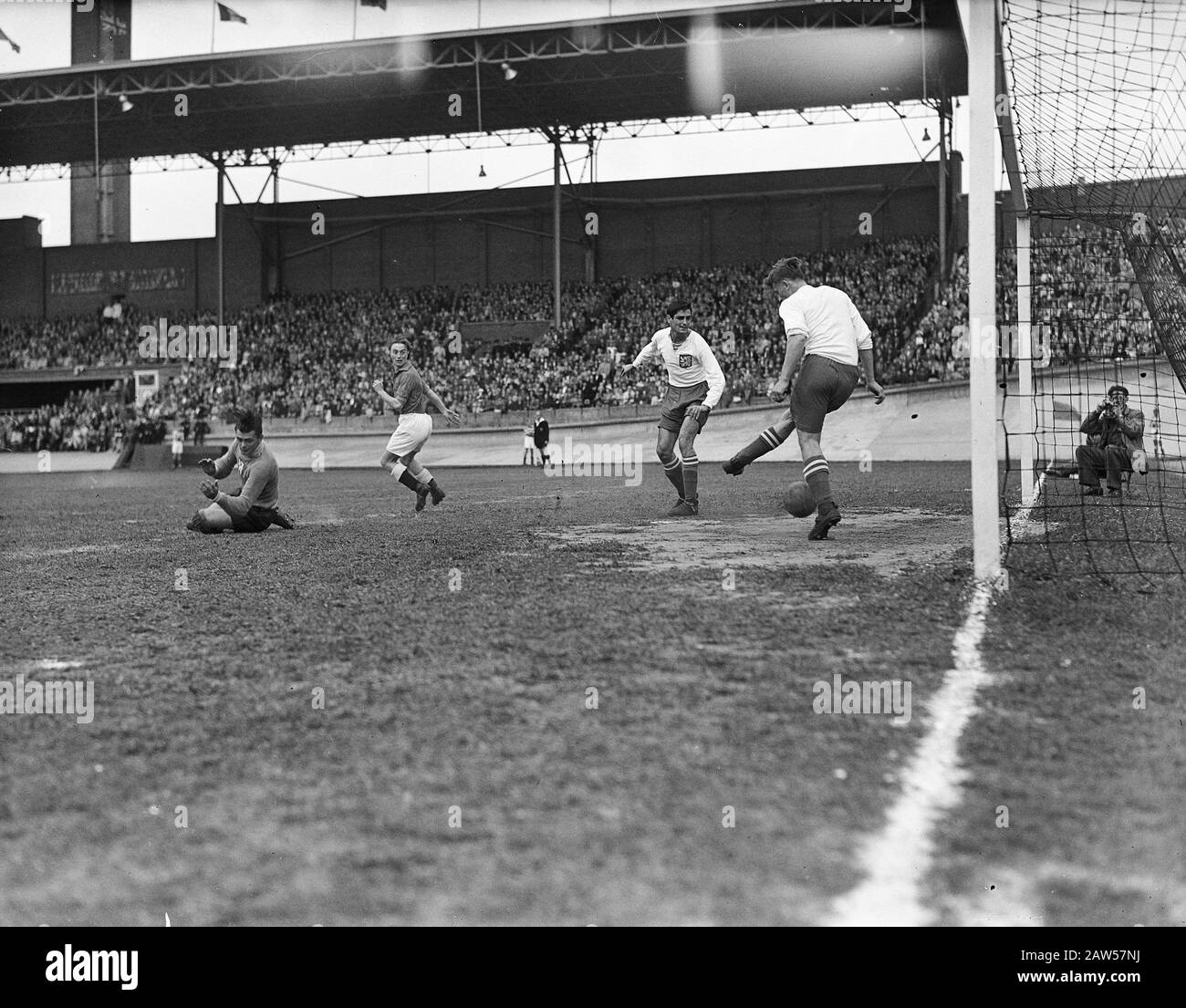 Giornata Olimpica. Calcio. Bond Dutch National Football Team - Cecoslovacchia 1-2 Data: 22 Giugno 1947 Località: Amsterdam Parole Chiave: Sport, Calcio Istituto Nome: Blue White Foto Stock