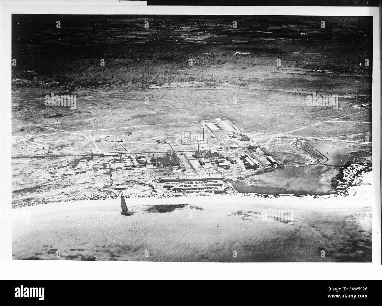 Wi [Indie Occidentali] / Anfo London Series Vista Aerea. Raffineria Eagle Petroleum Company, Una Consociata Della Canadian Eagle Oil Company (Royal Dutch Shell Group) Presso La St Nicholas Bay Annotation: Repro Negative Date: 1940-1945 Location: Aruba Keywords: Refineries, World War Ii Foto Stock