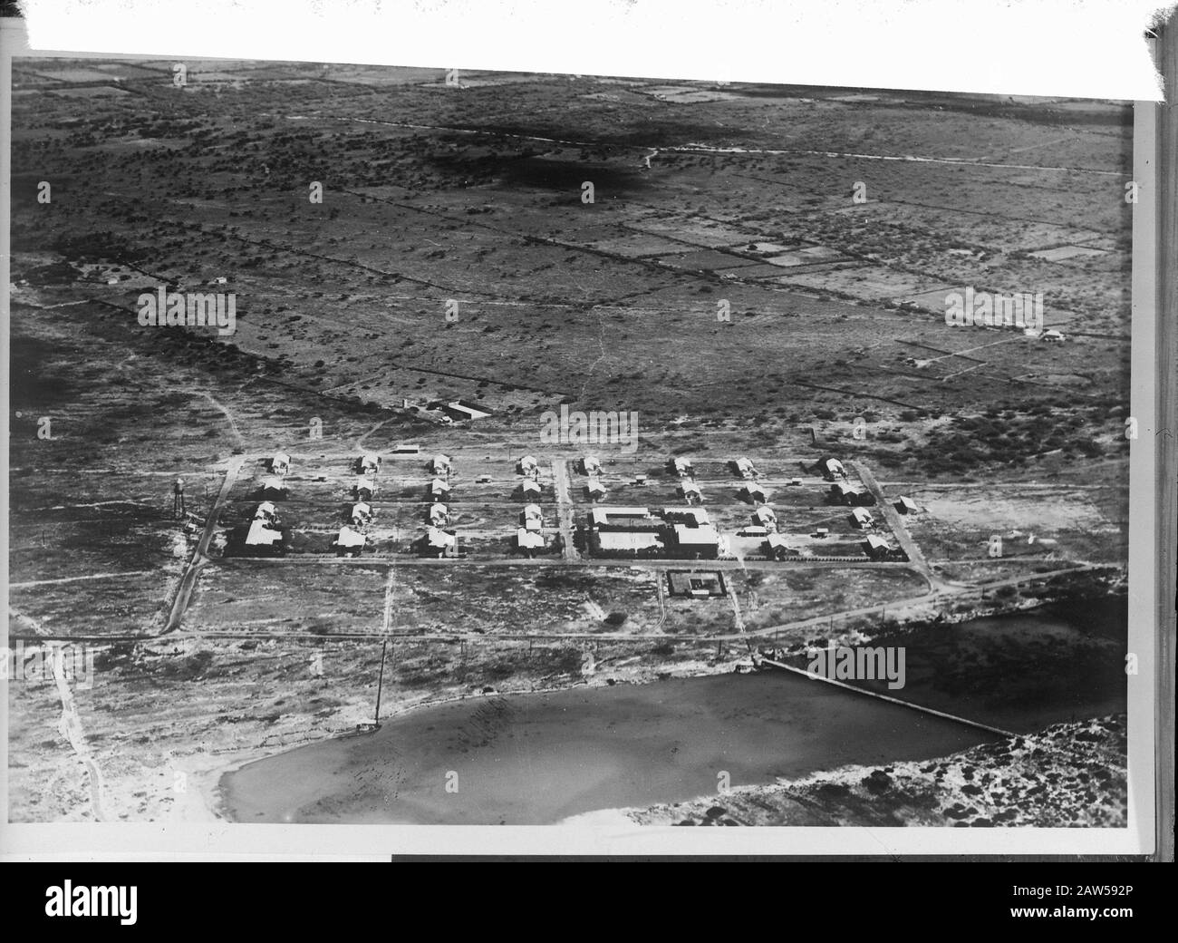 Wi [Indie Occidentali] / Anfo London Series Vista Aerea. Area residenziale presso la raffineria Eagle Petroleum Company, filiale della Canadian Eagle Oil Company (Royal Dutch Shell Group) presso la St Nicholas Bay Annotation: Repro Negative Date: {1940-1945} Location: Aruba Keywords: Raffineries, WWII Person Name: SA Eagle Petroleum me. Foto Stock