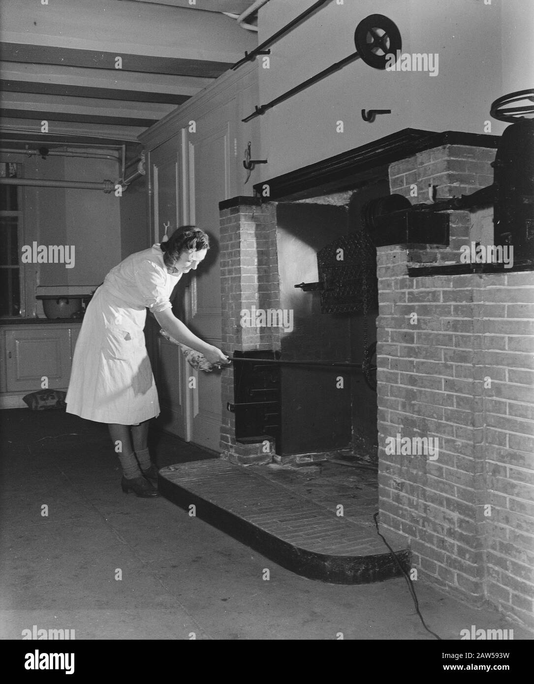 Reportage Ambasciata britannica e ambasciatore Sir Neville Bland i.v.m. il suo 60th compleanno. Grande cucina fuoco Data: 5 gennaio 1946 Parole Chiave: Ambasciate, caminetti, interni, cucine Foto Stock