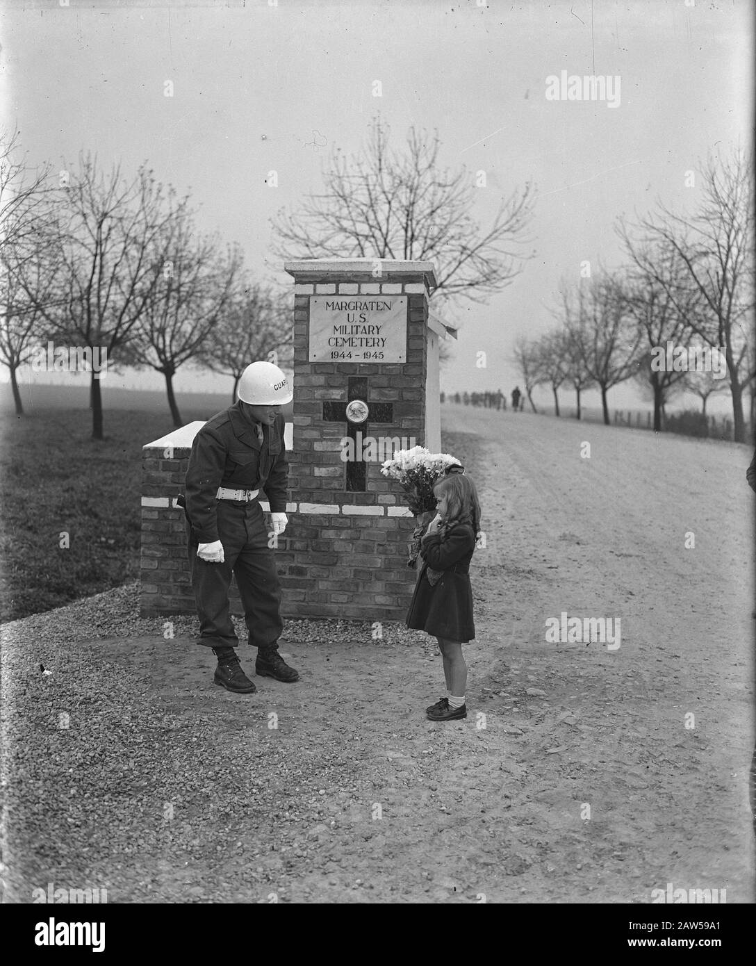 Cimitero militare americano a Margraten Bambina con fiori all'ingresso del cimitero dove una guardia americana con lei parla Data: 12 novembre 1945 luogo: Margraten Parole Chiave: Cimiteri, eserciti : Raucamp, Koos / Anefo Copyright Titolare: National Archives Materiale tipo: Vetro Negativo archivio numero di inventario: Vedi accesso 2.24.01.09 Foto Stock