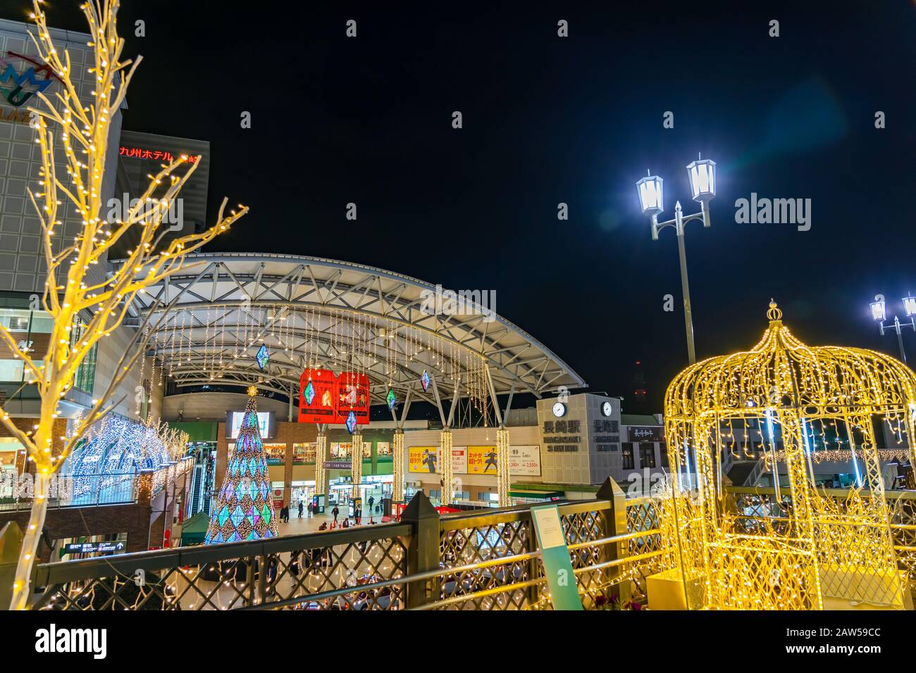 JR Kyushu Nagasaki Station piazza frontale con illuminazione invernale si illumina di notte, eventi romantici in città Foto Stock