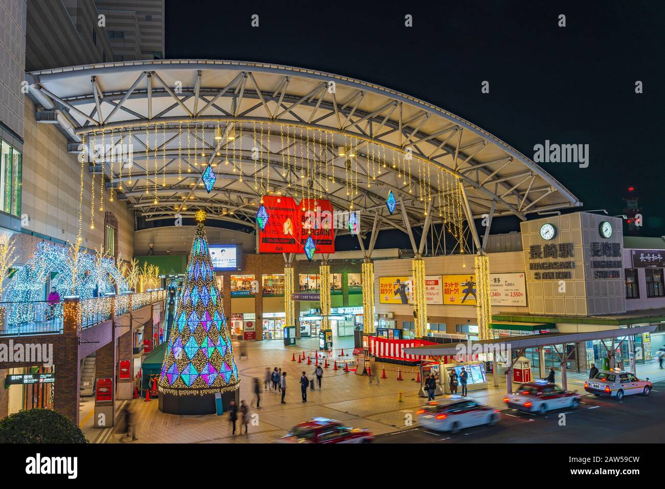 JR Kyushu Nagasaki Station piazza frontale con illuminazione invernale si illumina di notte, eventi romantici in città Foto Stock