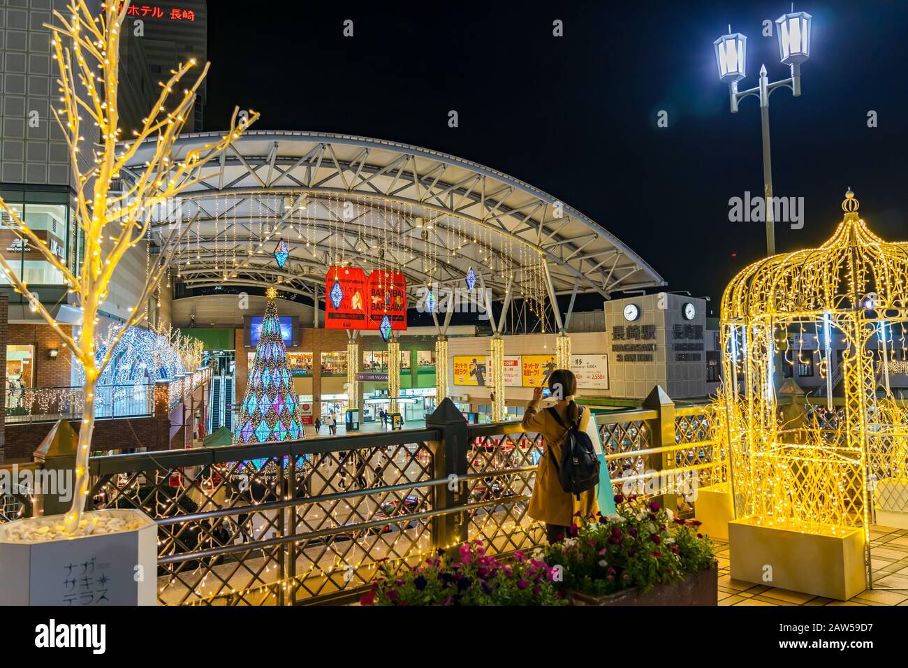JR Kyushu Nagasaki Station piazza frontale con illuminazione invernale si illumina di notte, eventi romantici in città Foto Stock