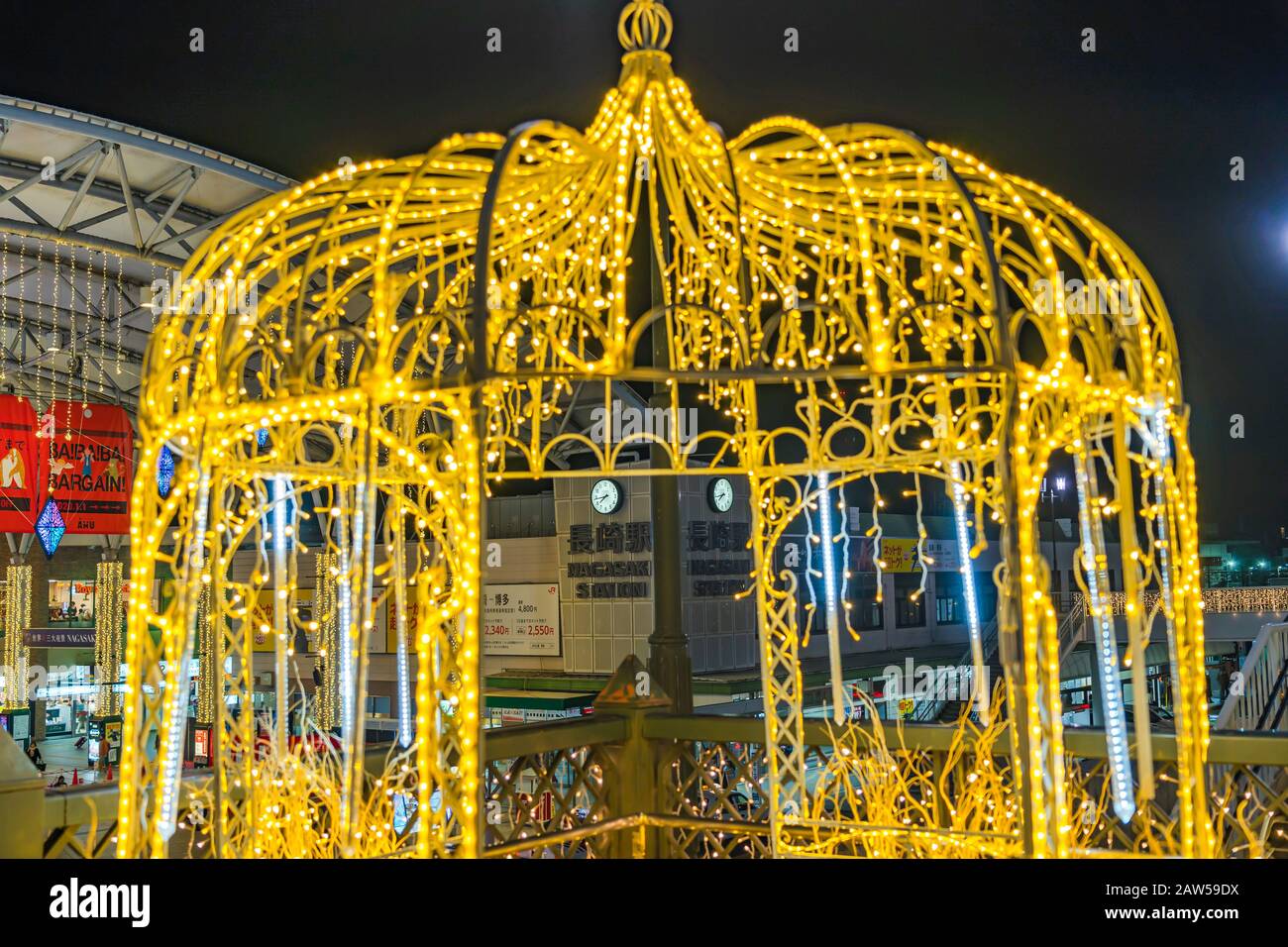 JR Kyushu Nagasaki Station piazza frontale con illuminazione invernale si illumina di notte, eventi romantici in città Foto Stock