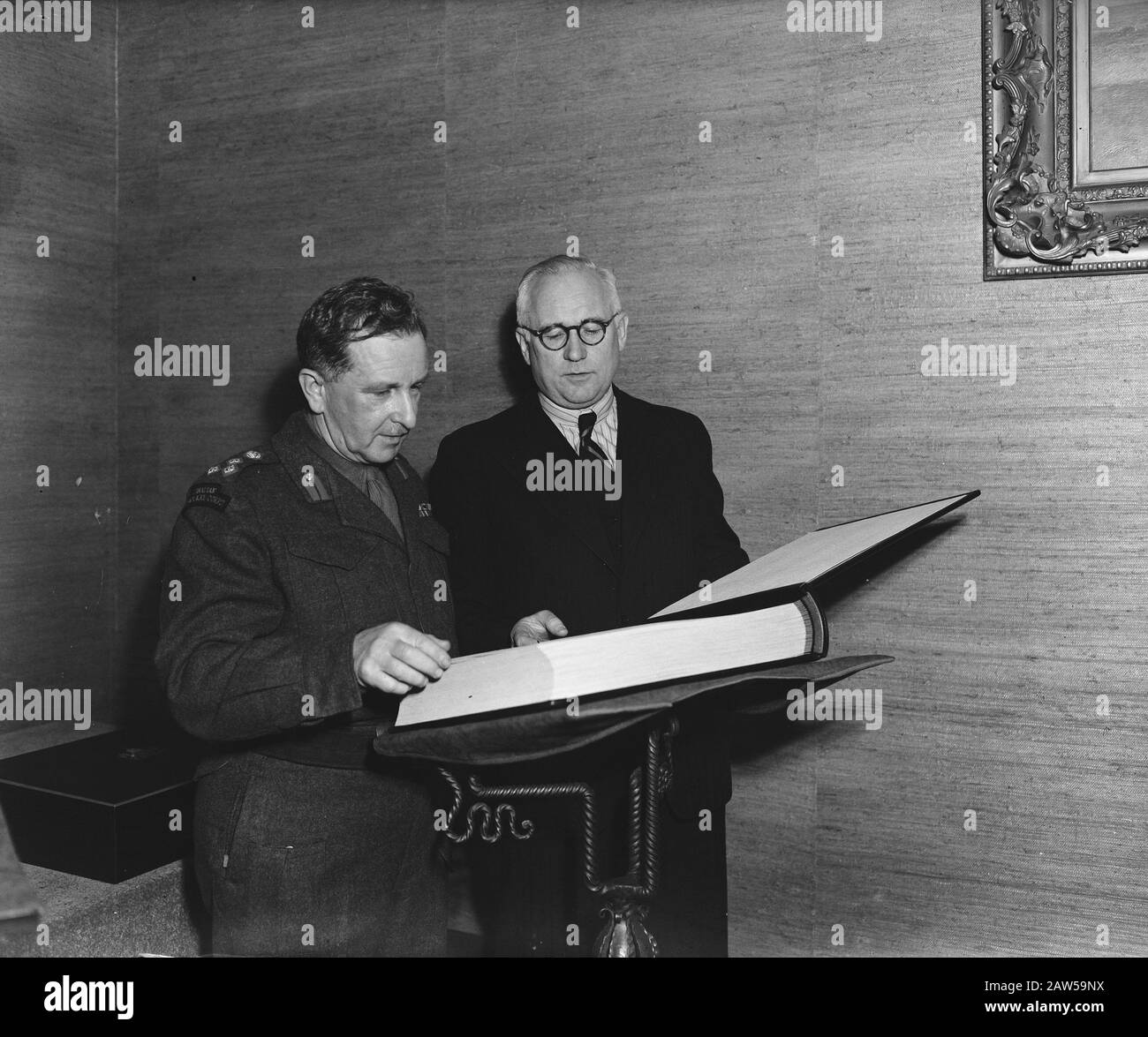 Documento Di Presentazione A Canadians Data: 21 Febbraio 1946 Località: Canada Parole Chiave: Consegna Foto Stock