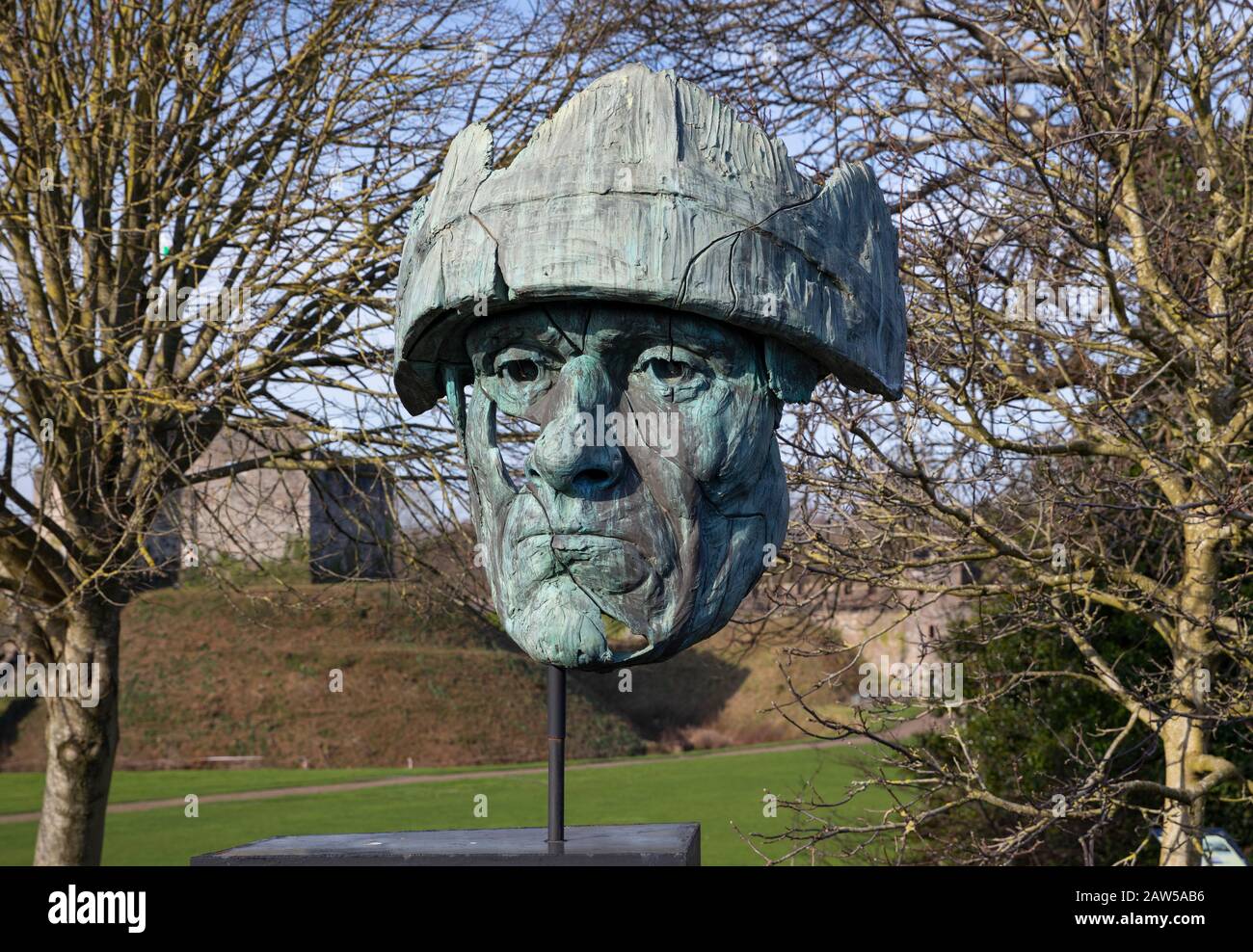 La scultura abbandonata Soldier creata nel 2007 dallo scultore James Napier nel Castello di Cardiff, Galles del Sud, Regno Unito Foto Stock