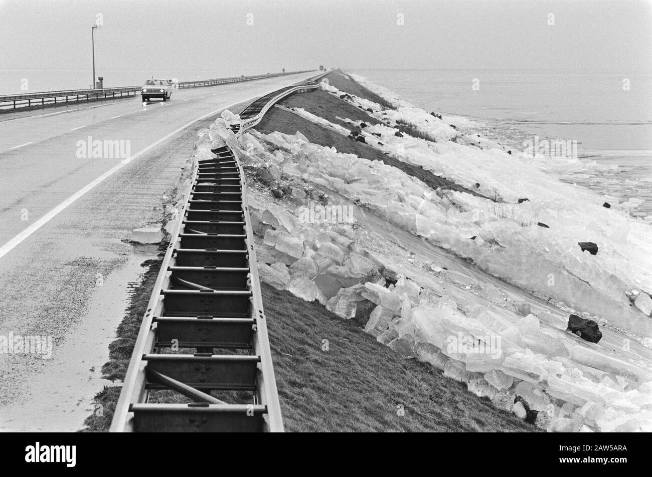 La deriva del ghiaccio sale attraverso il vento la diga tra Enkhuizen e Lelystad. Drifting ghiaccio contro i guardrail sulla diga Data: 26 gennaio 1982 Località: Enkhuizen, Lelystad Parole Chiave: Ghiaccio, Crash barriere, dighe Foto Stock